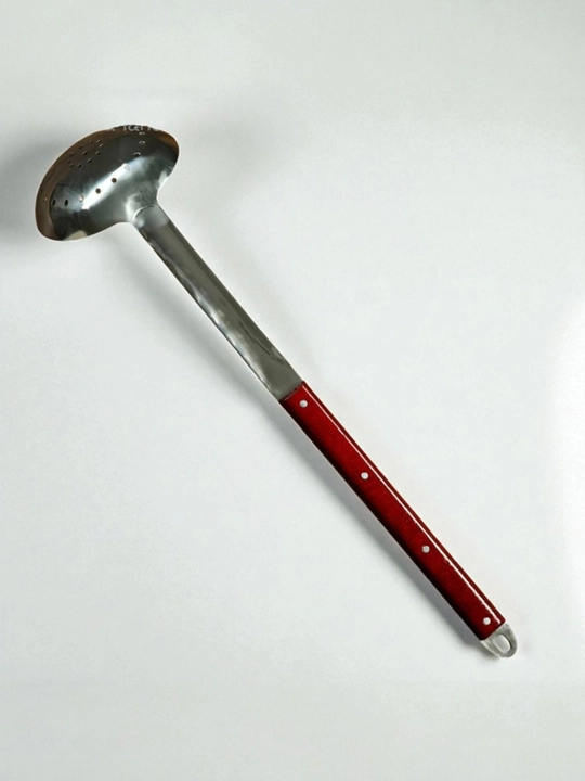 Teshikli metall cho‘mich, uzun tutqich 48/64 sm, mustahkam, o‘yma bezakli