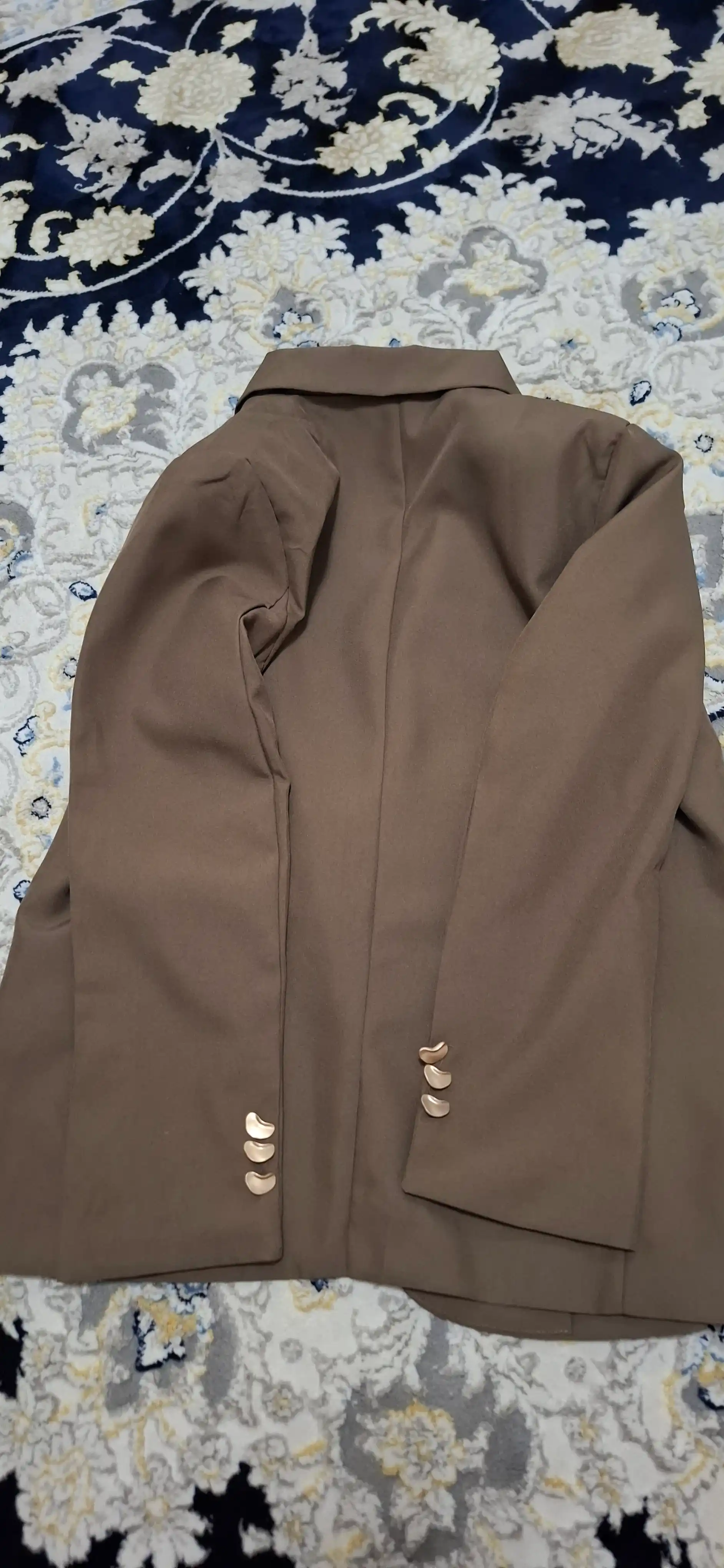 Ayollar pidjagi, katta o'lchamli, cho'zilgan, tekis, klassik