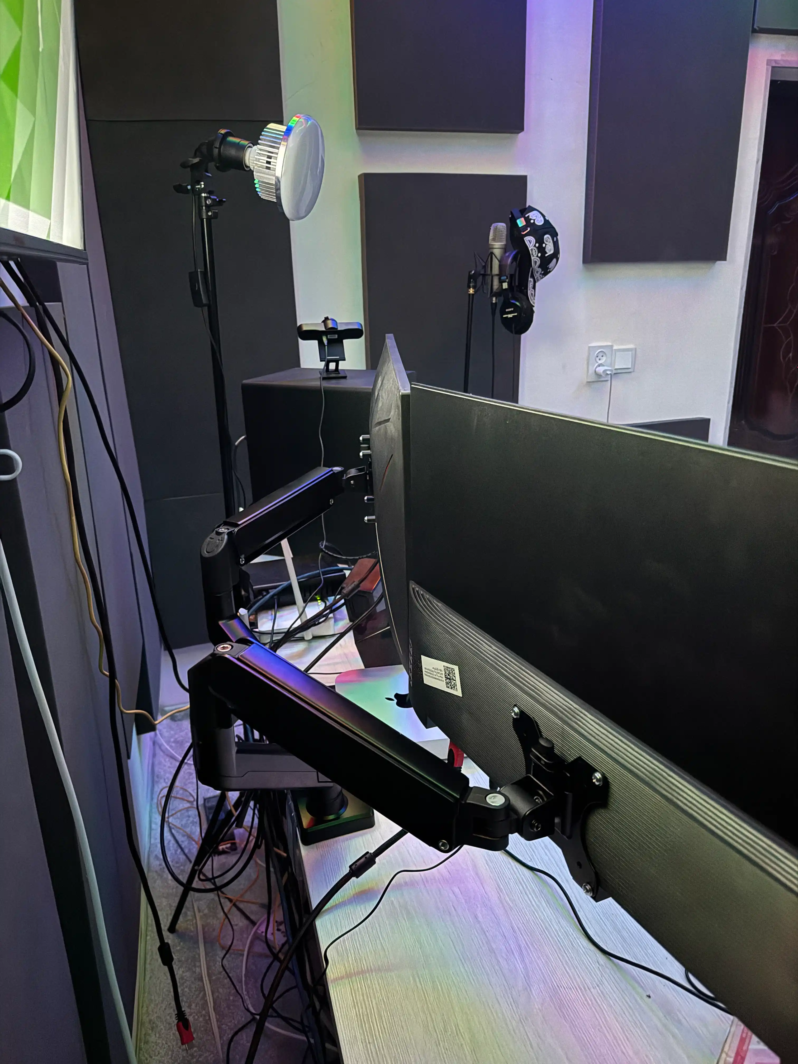 Monitor va televizor uchun stol kronshteyni