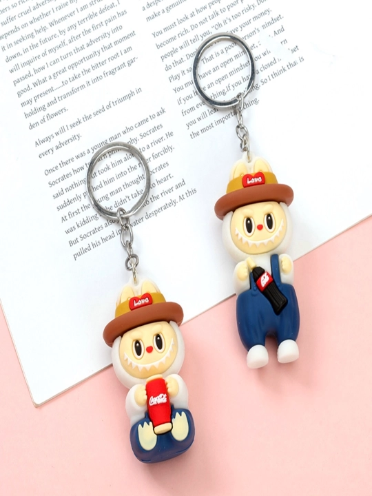 Брелок Labubu — фигурка Labubu, держащая колу, 8 см, подходит для мальчиков и девочек - 
