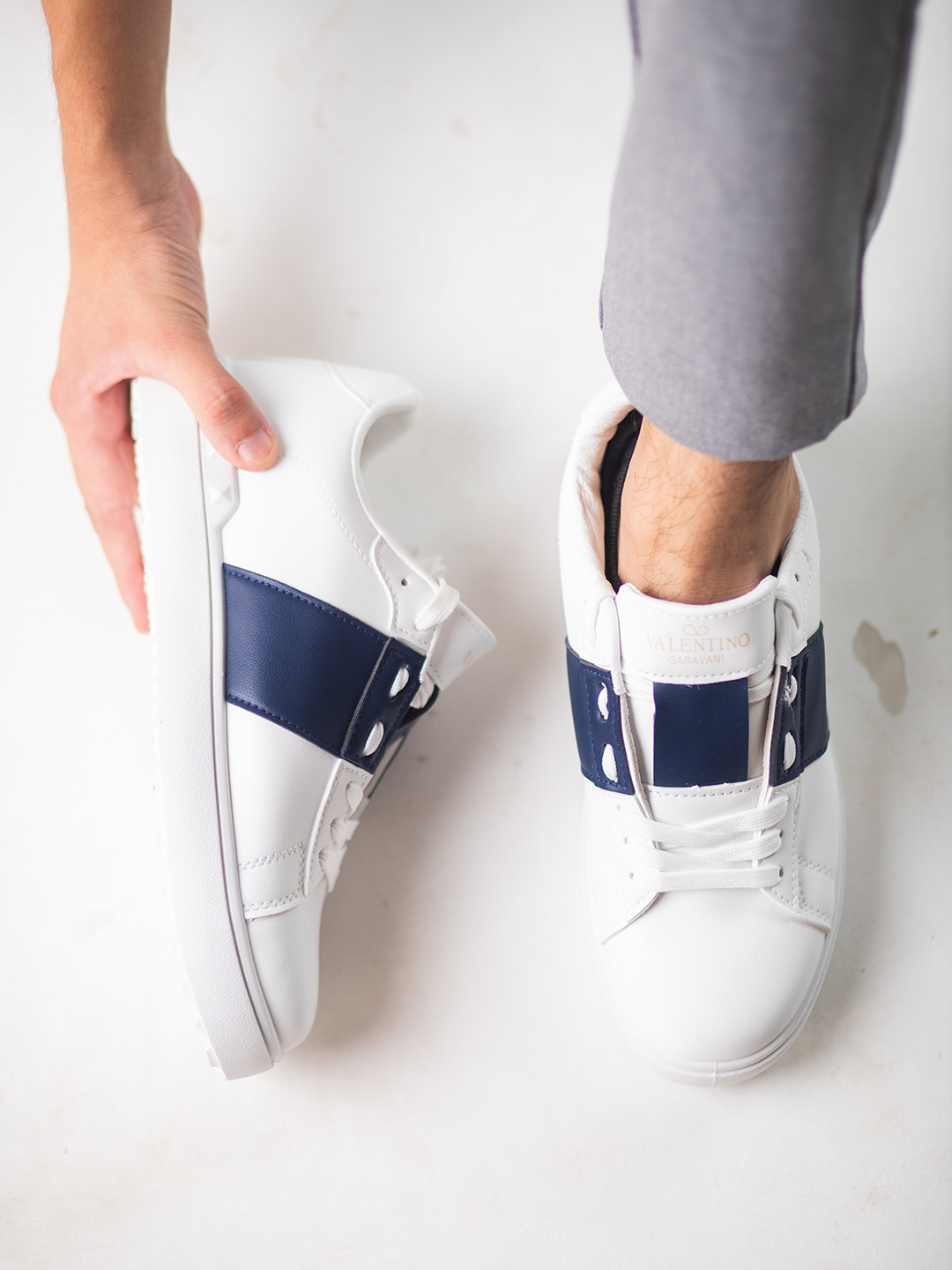 Ich kiyimdagi yigitlar boglangan qizlarning fotosuratlari