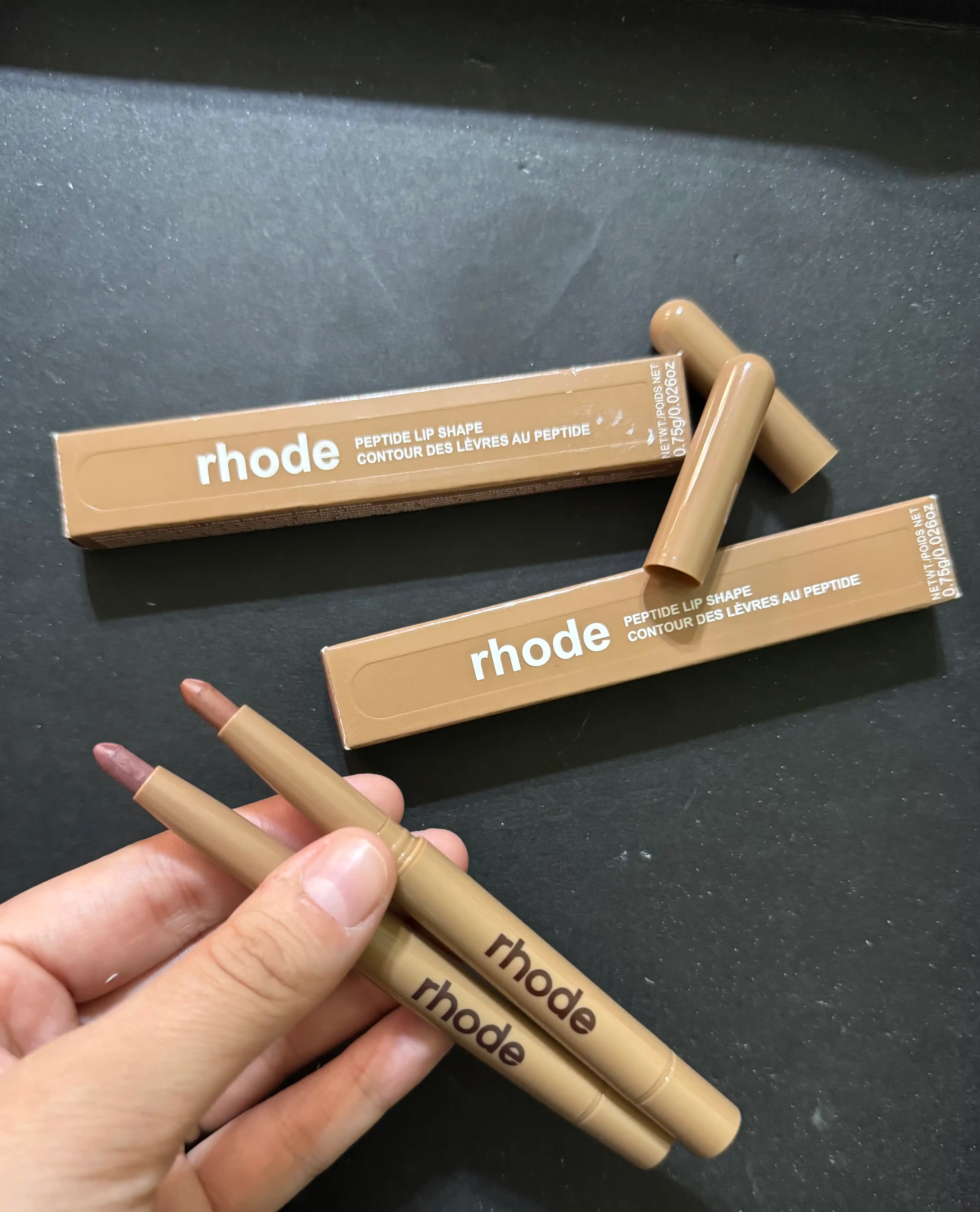 Карандаш для губ RHODE — стойкий контур, мягкая текстура, идеальный тон