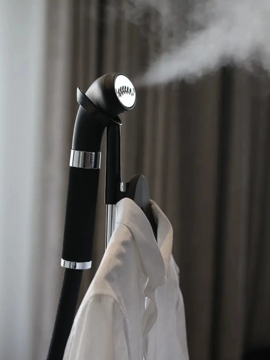 SteamOne EUJK300B — отпариватель вертикальный, чёрного цвета