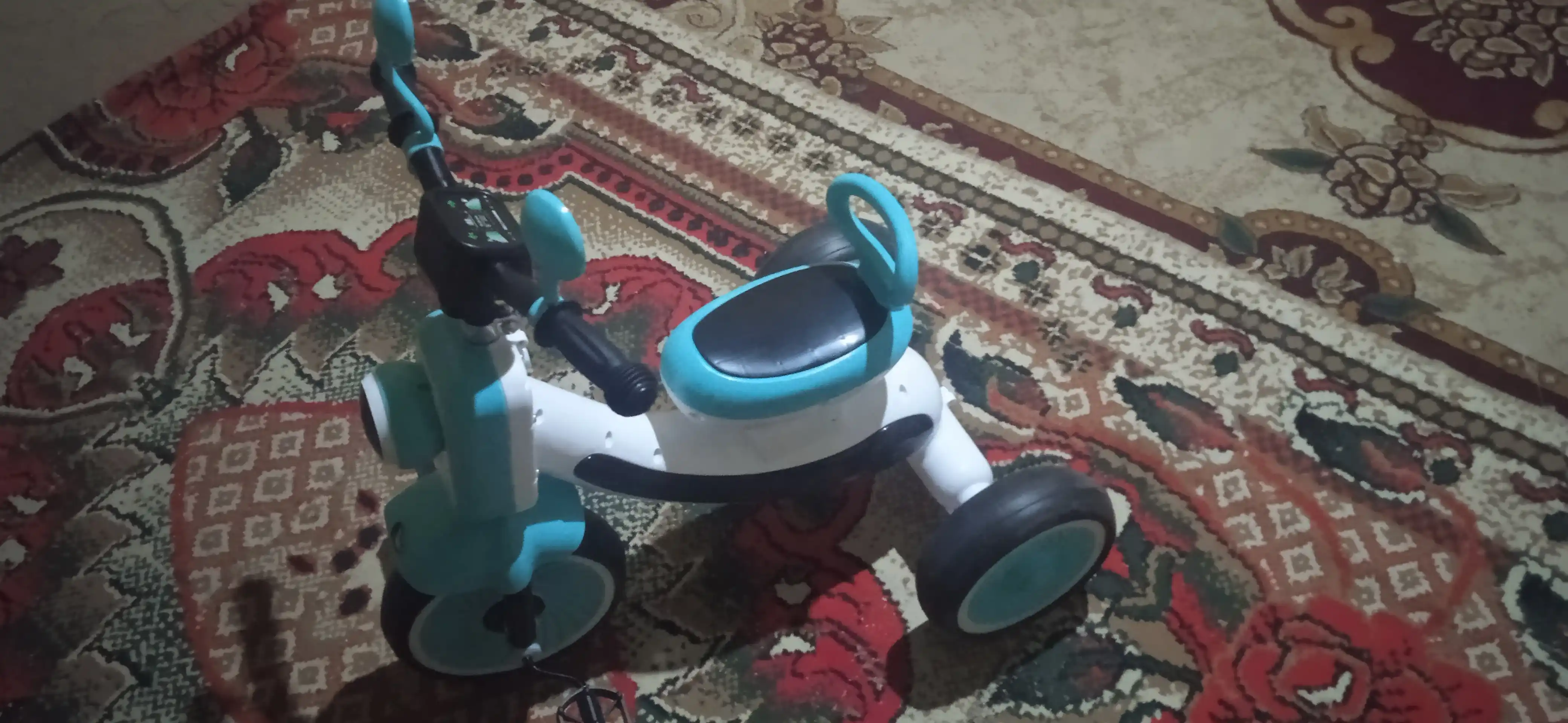 Bolalar uchun uch g'ildirakli velosiped, musiqa bilan