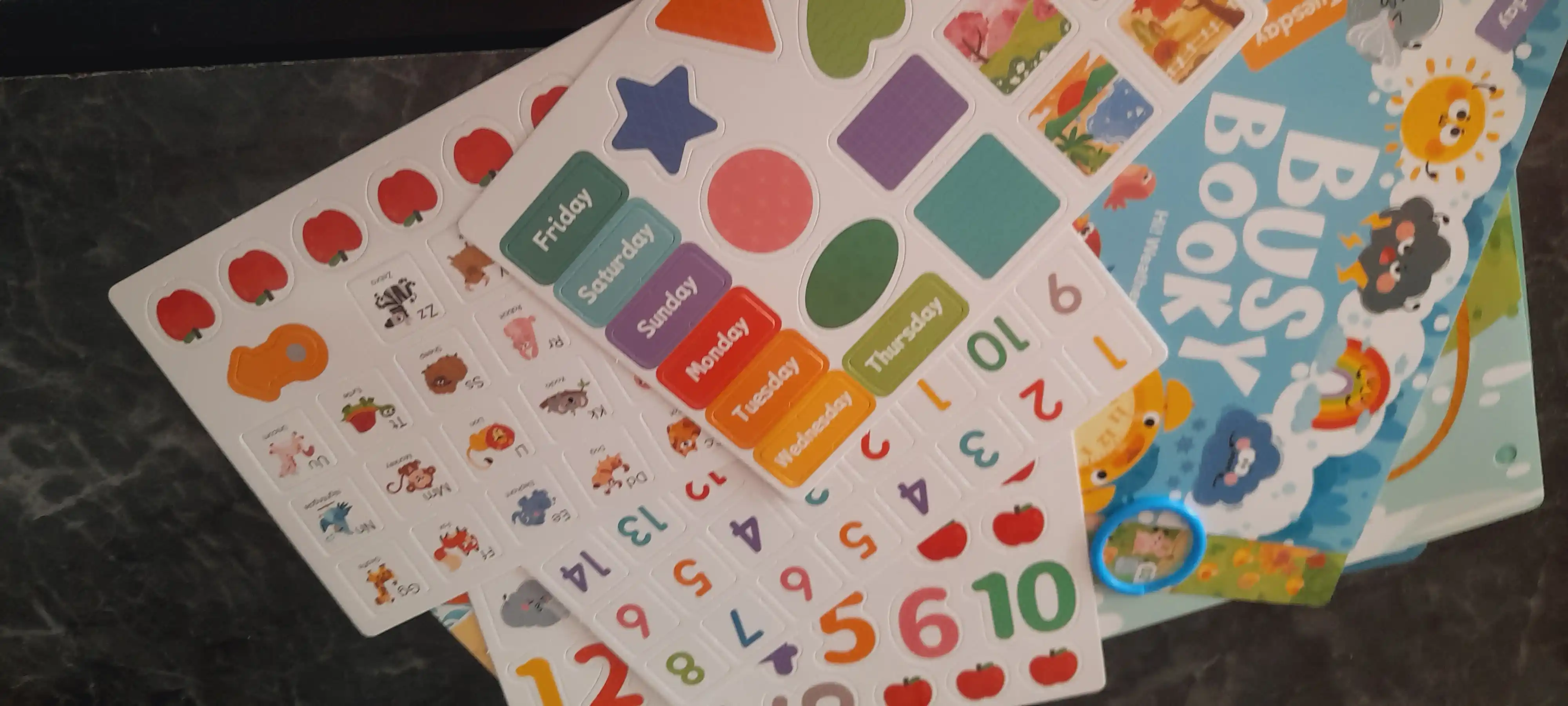 Bolalar uchun o'quv kitobi va alifbosi Busybook, lipuchkali Montessori kitobi