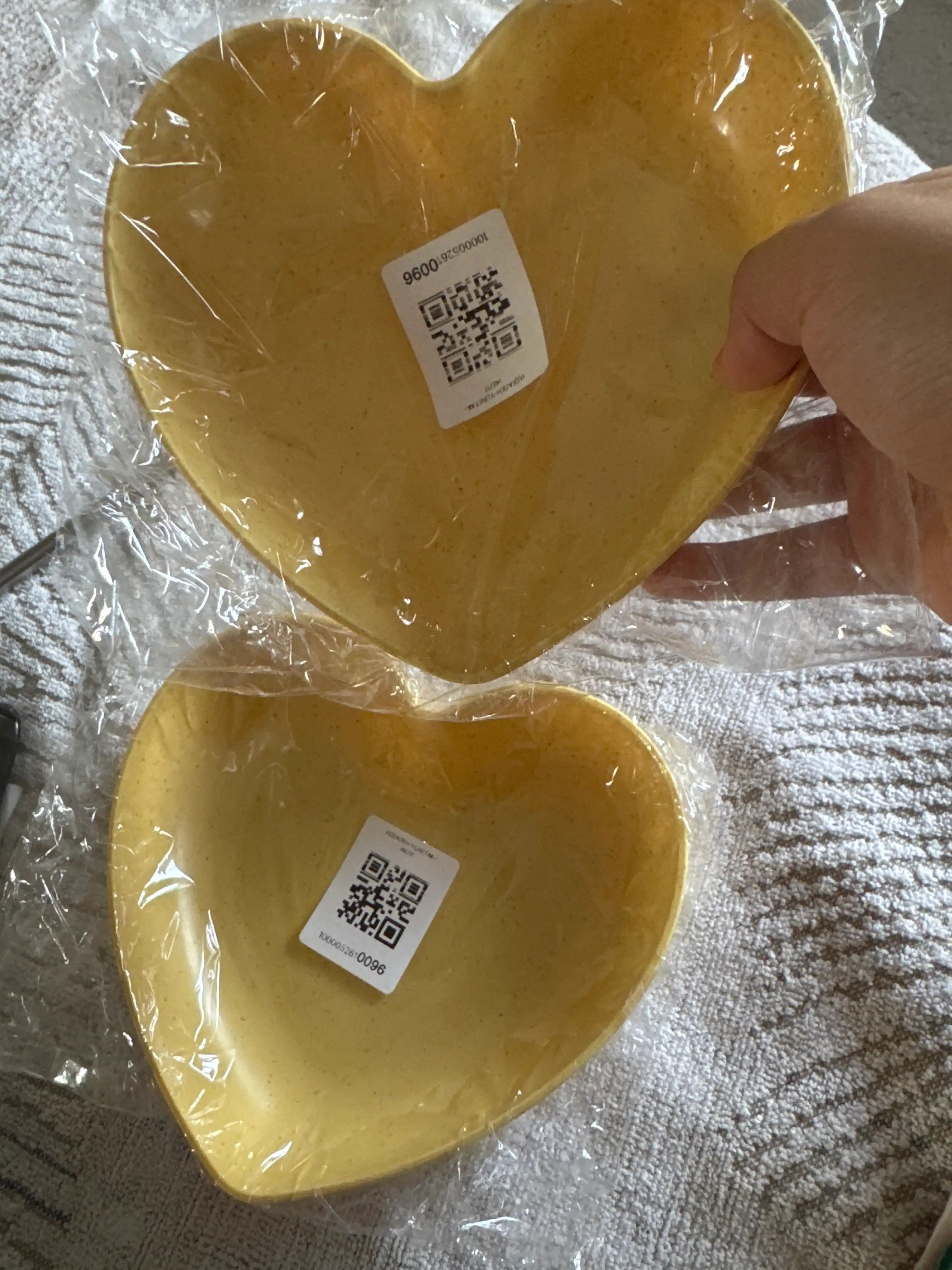 Yurak shaklidagi plastik qayta ishlatiladigan tarelkalar