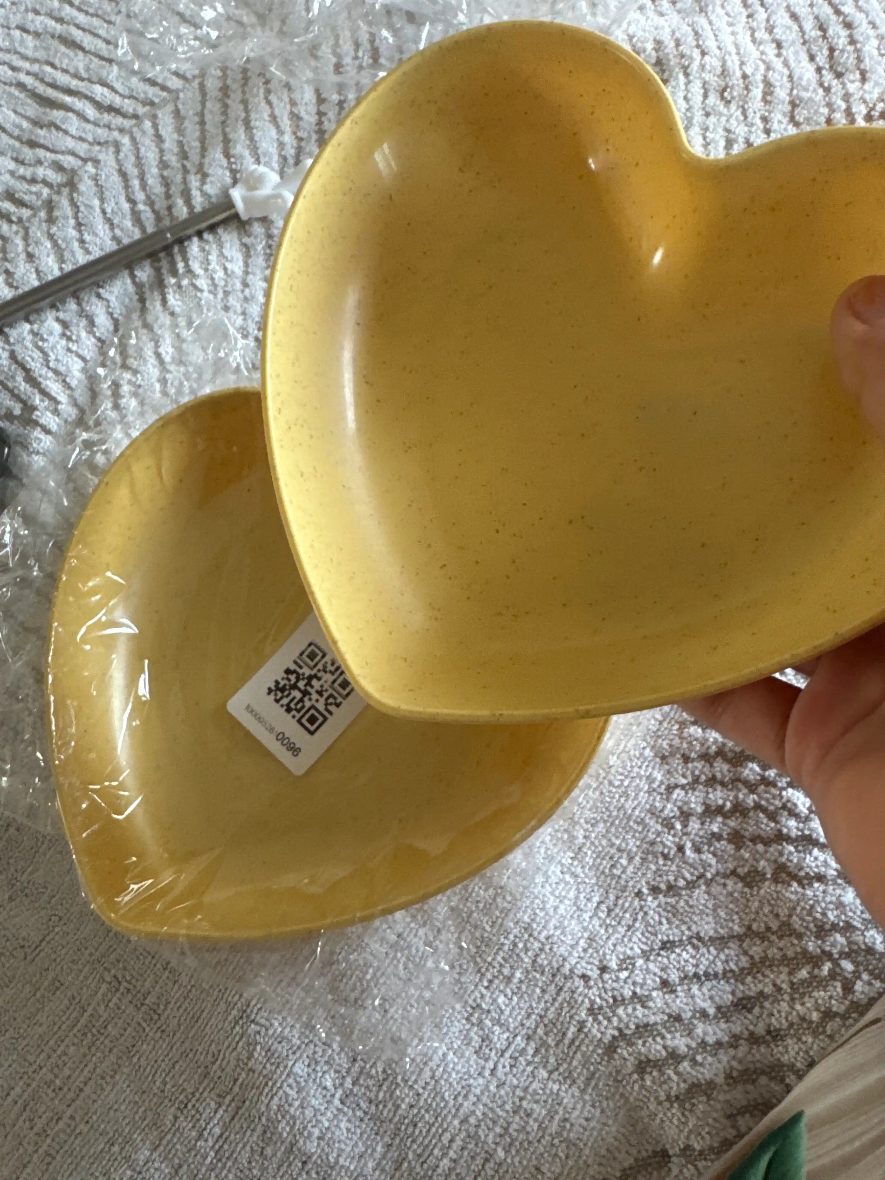 Yurak shaklidagi plastik qayta ishlatiladigan tarelkalar