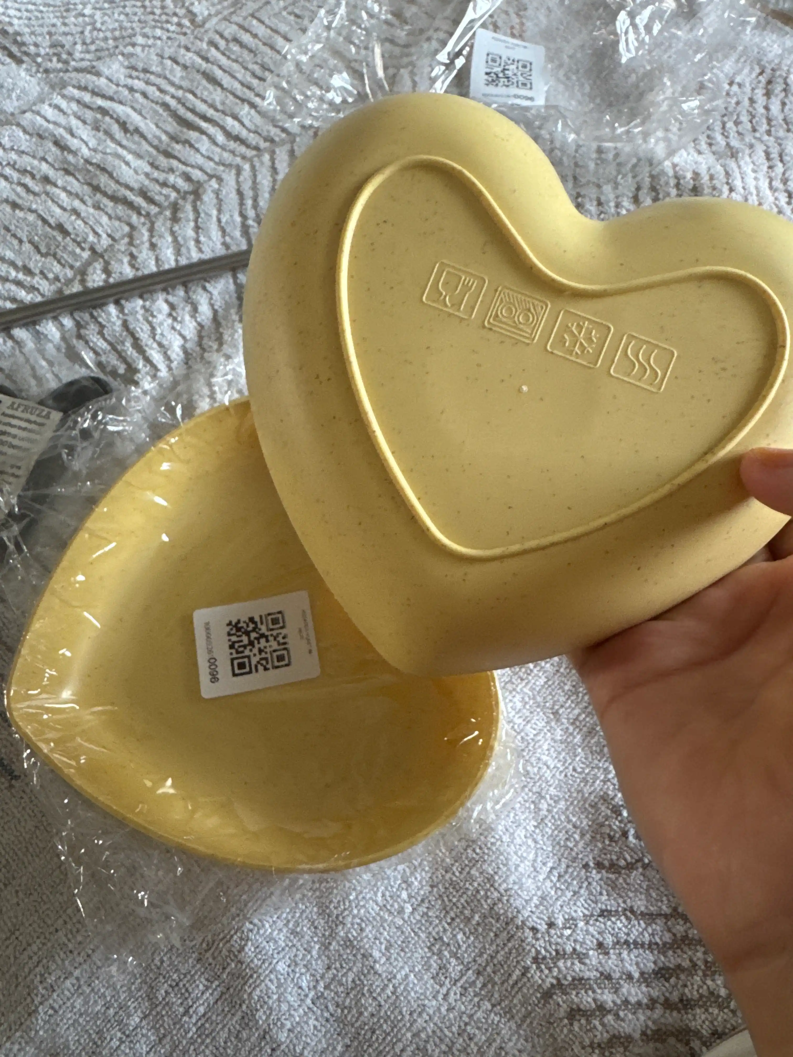Yurak shaklidagi plastik qayta ishlatiladigan tarelkalar