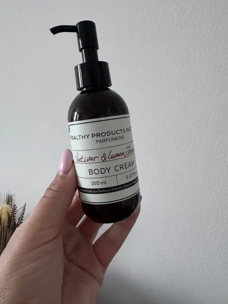 Tana va qo‘llar uchun xushbo‘y, namlantiruvchi, oziqlantiruvchi loson kremi, 150 ml