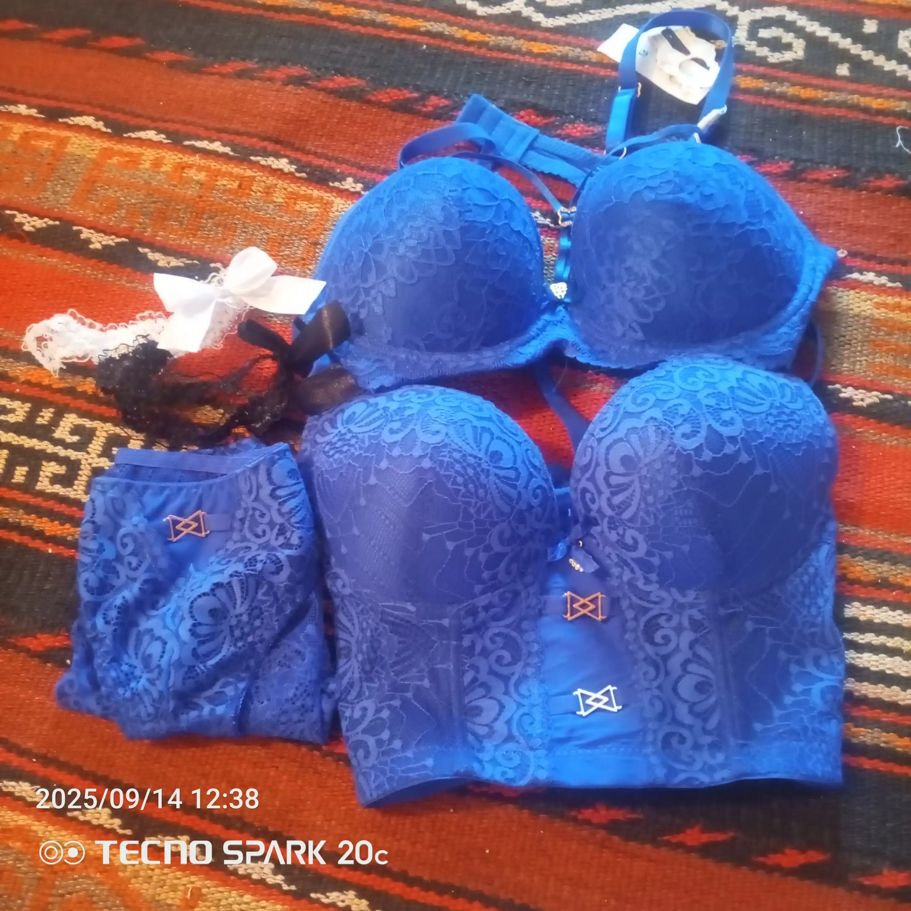 Ayollar uchun korsetli ichki kiyimlar to‘plami byustgalter va trusik, chashka C