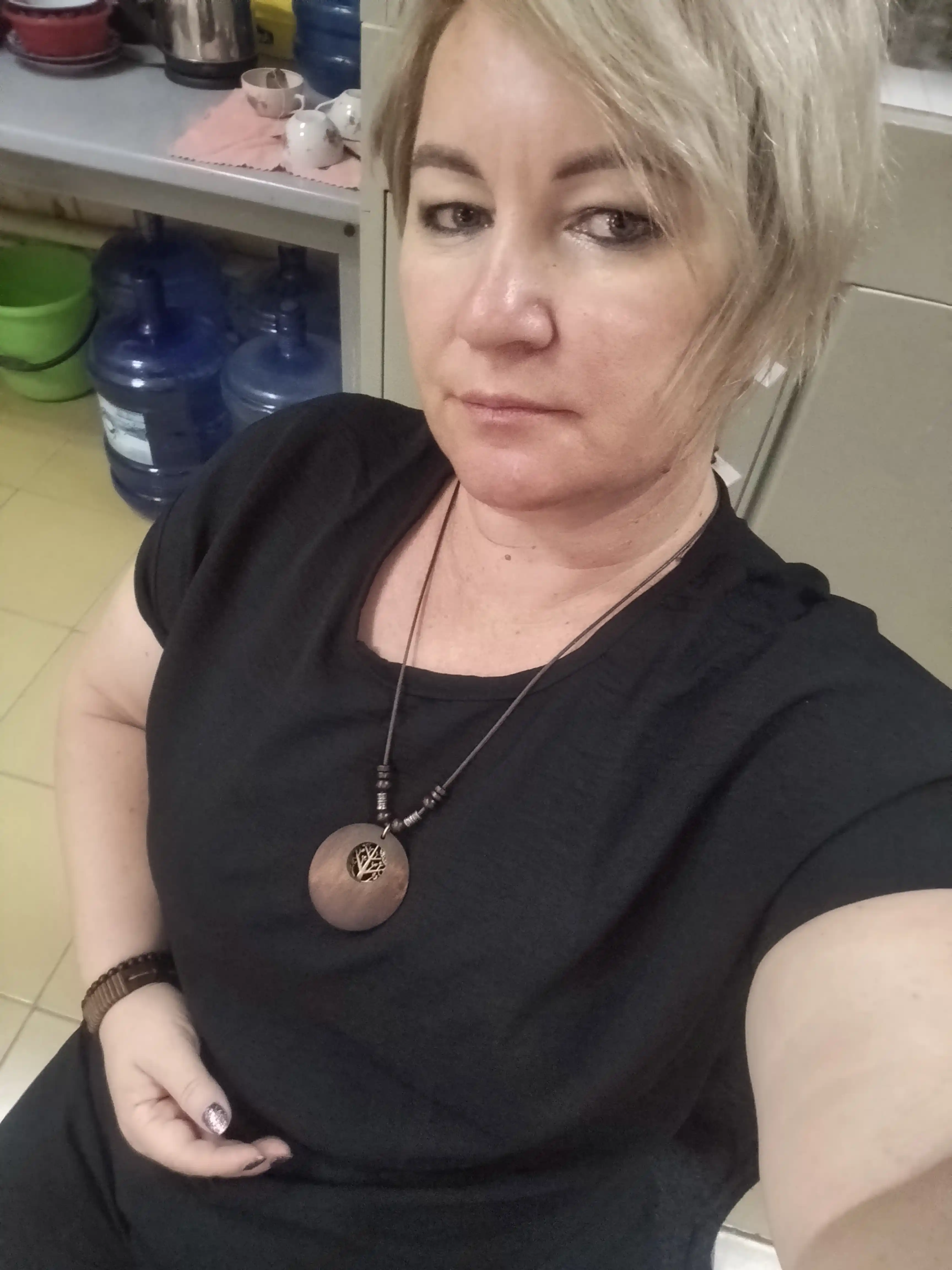 Ofisbop yirik o‘lchamli bluzka, kalta yengli