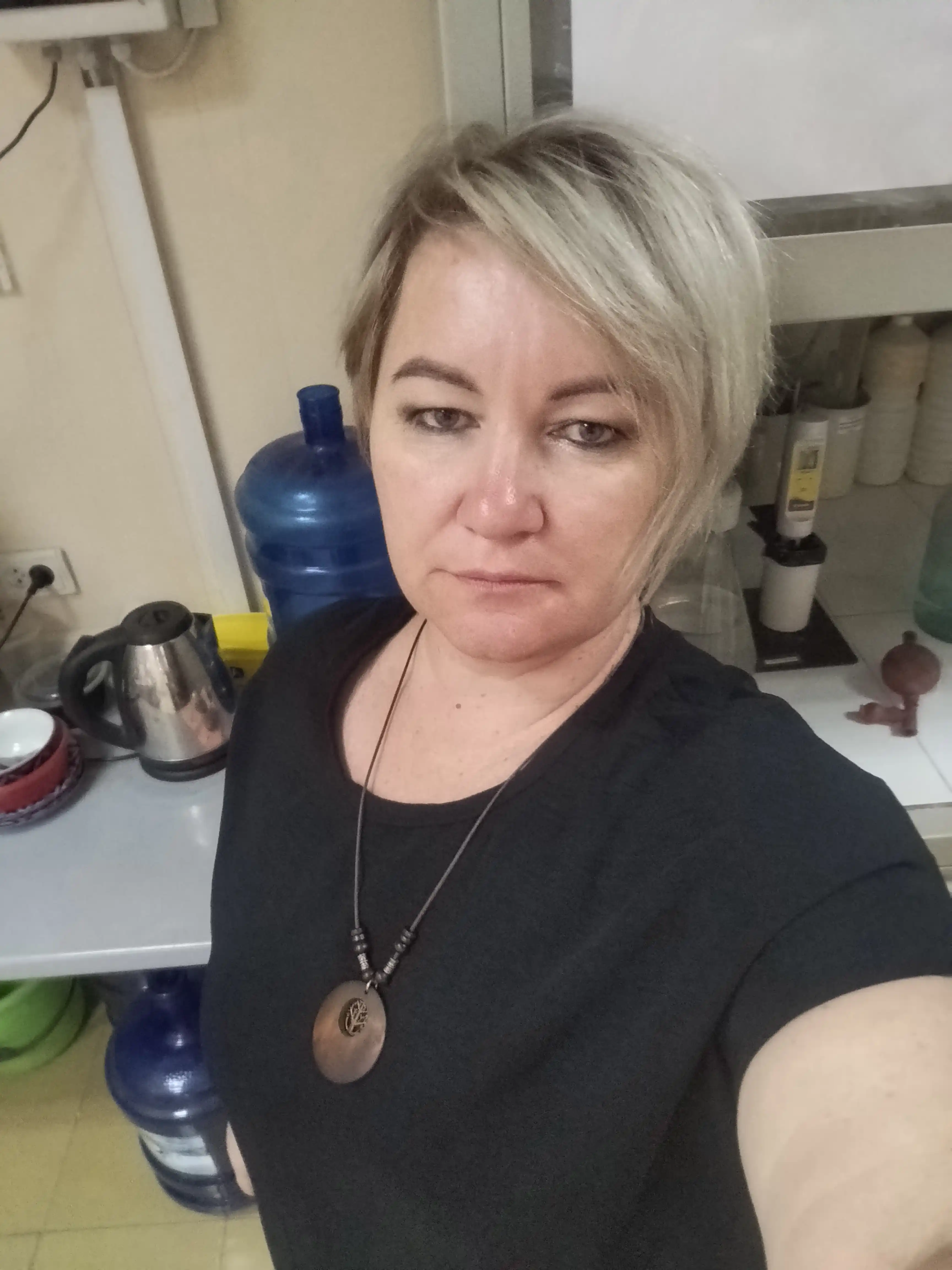 Ofisbop yirik o‘lchamli bluzka, kalta yengli