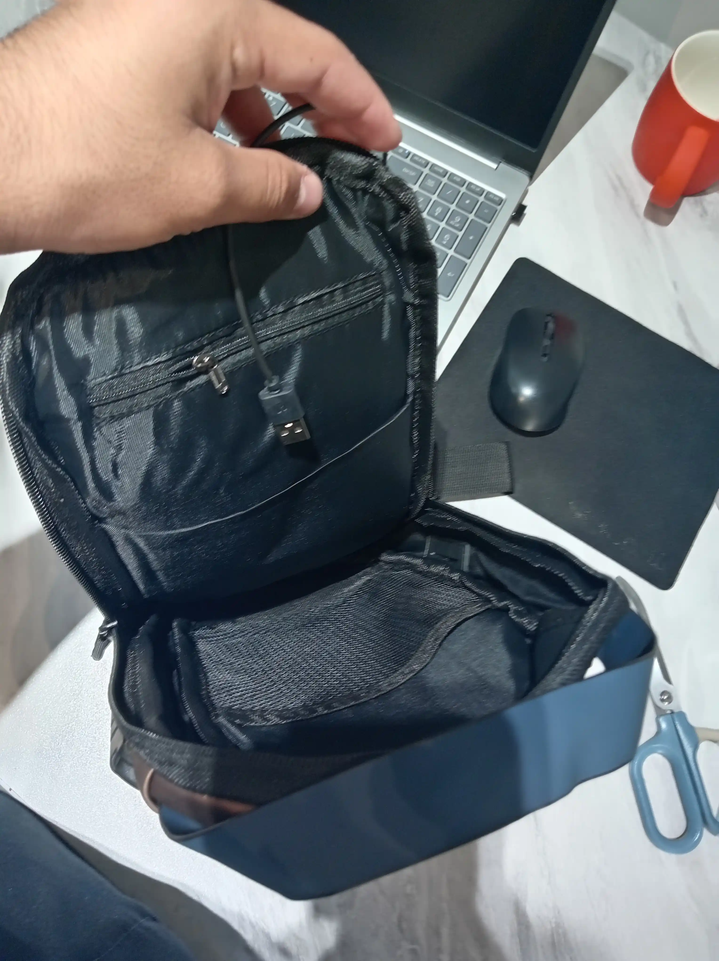 Erkaklar sumkasi, barsetka, bananka, qulfli va USB zaryadlovchi bilan, yelkama