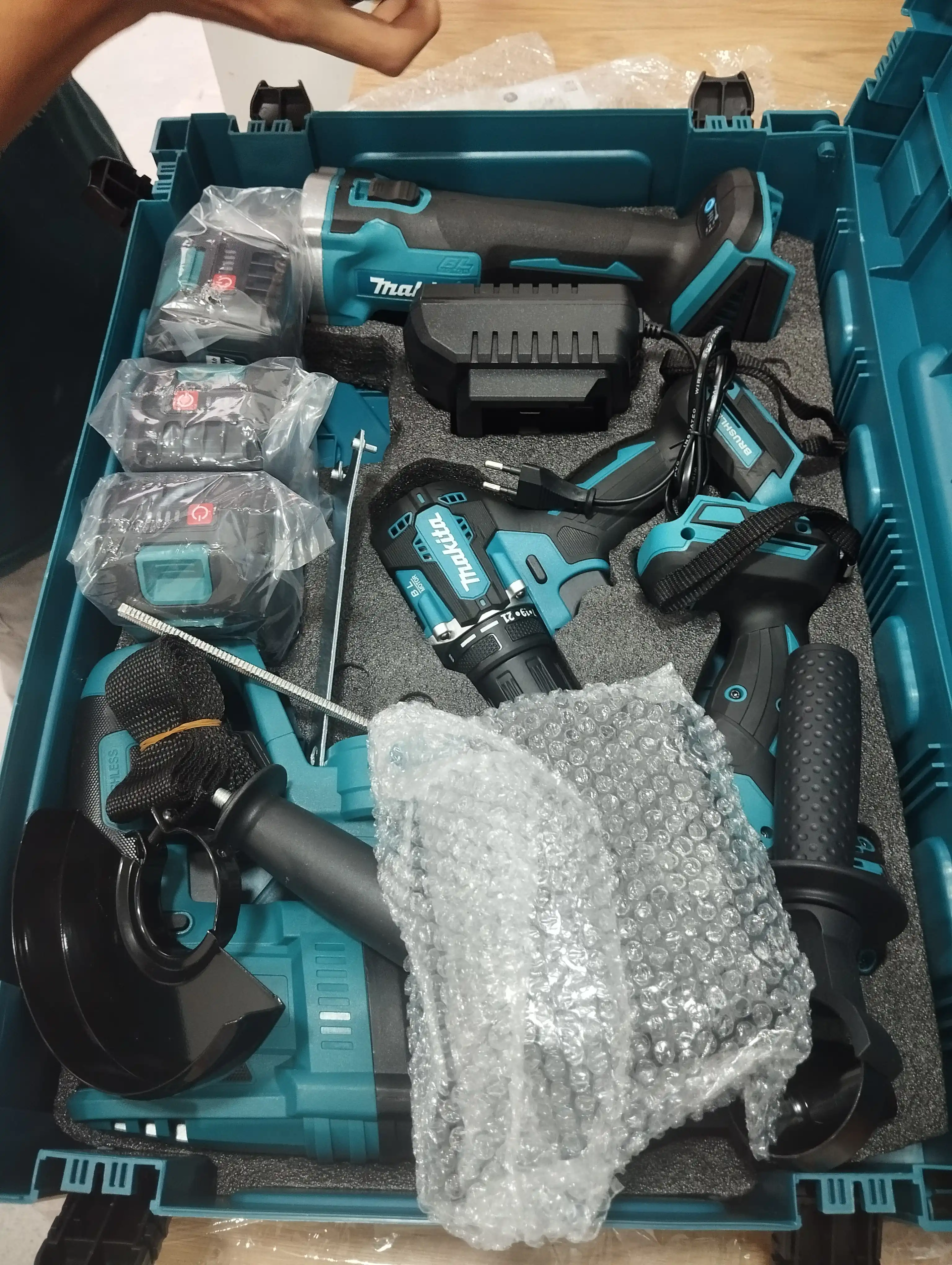Akkumulyatorli to'plam, 4 tasi 1 da, perforator, shurupburagich, gaykaburagich, bolgarka