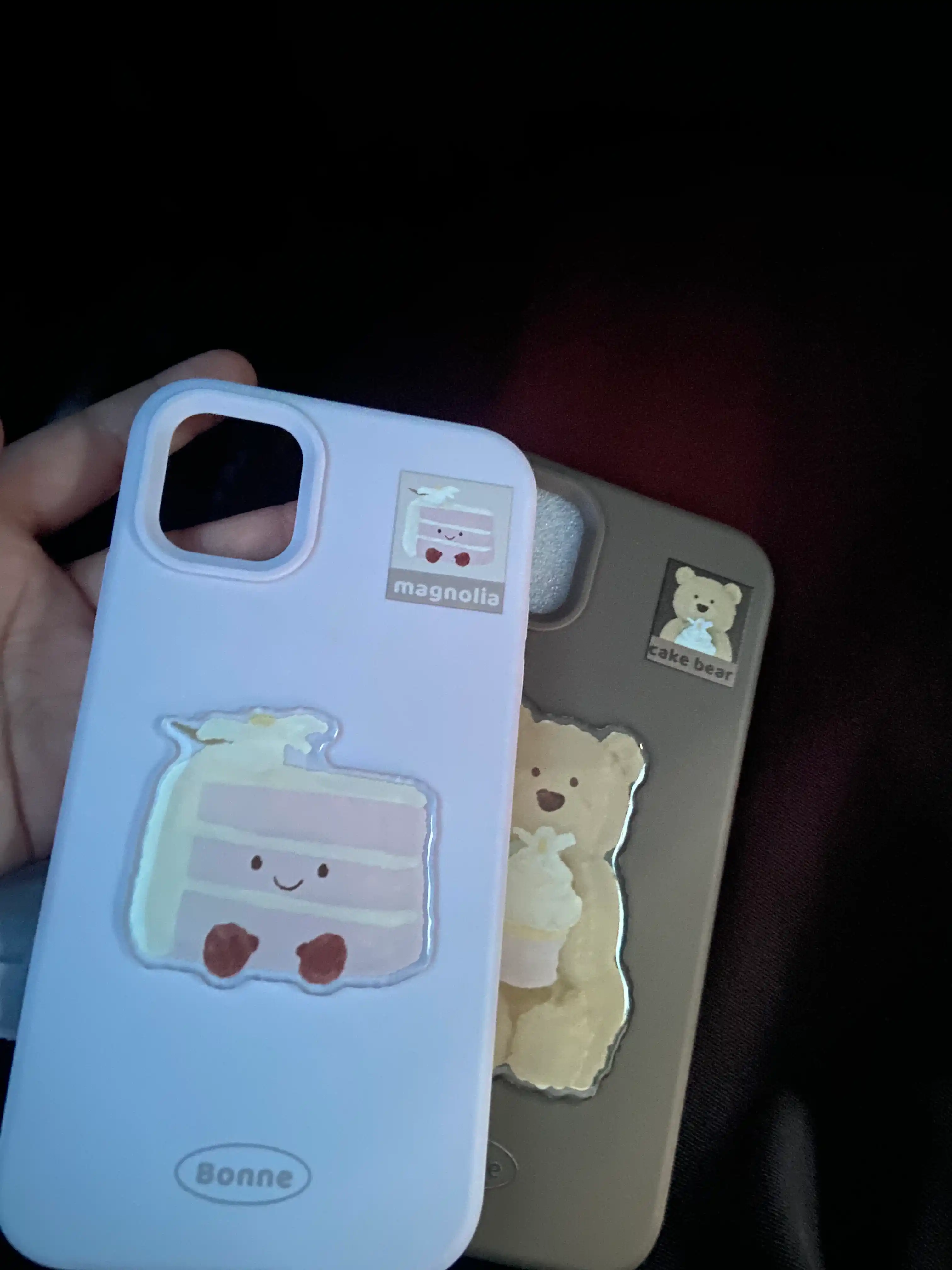 iPhone 11/12/13/14/15/16 Pro/ProMax uchun 3D stikerli yoqimli silikon g‘ilof