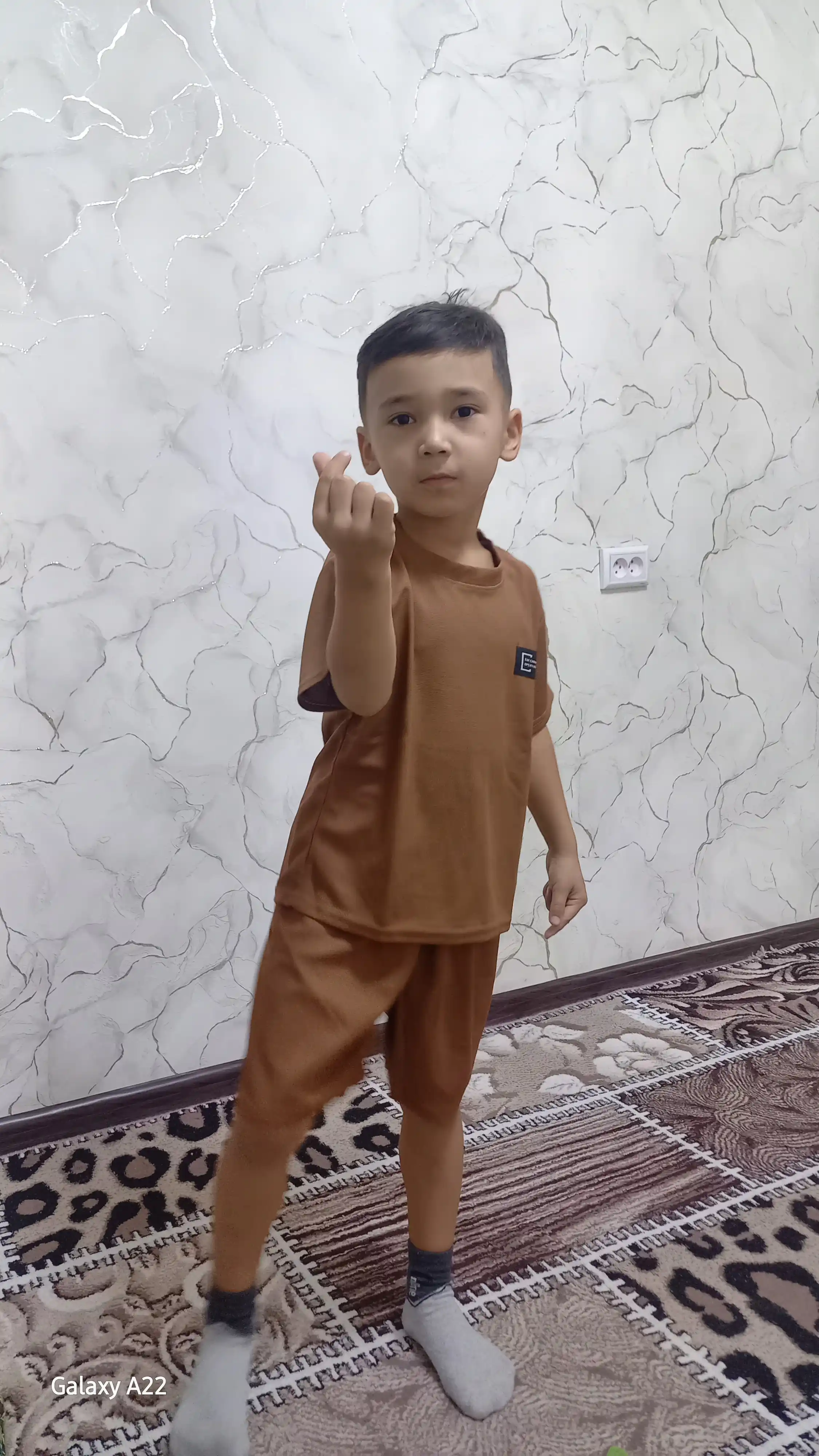 O‘g‘il va qiz bolalar uchun bir xil rangdagi bolalar kostyumi - yengil va qulay