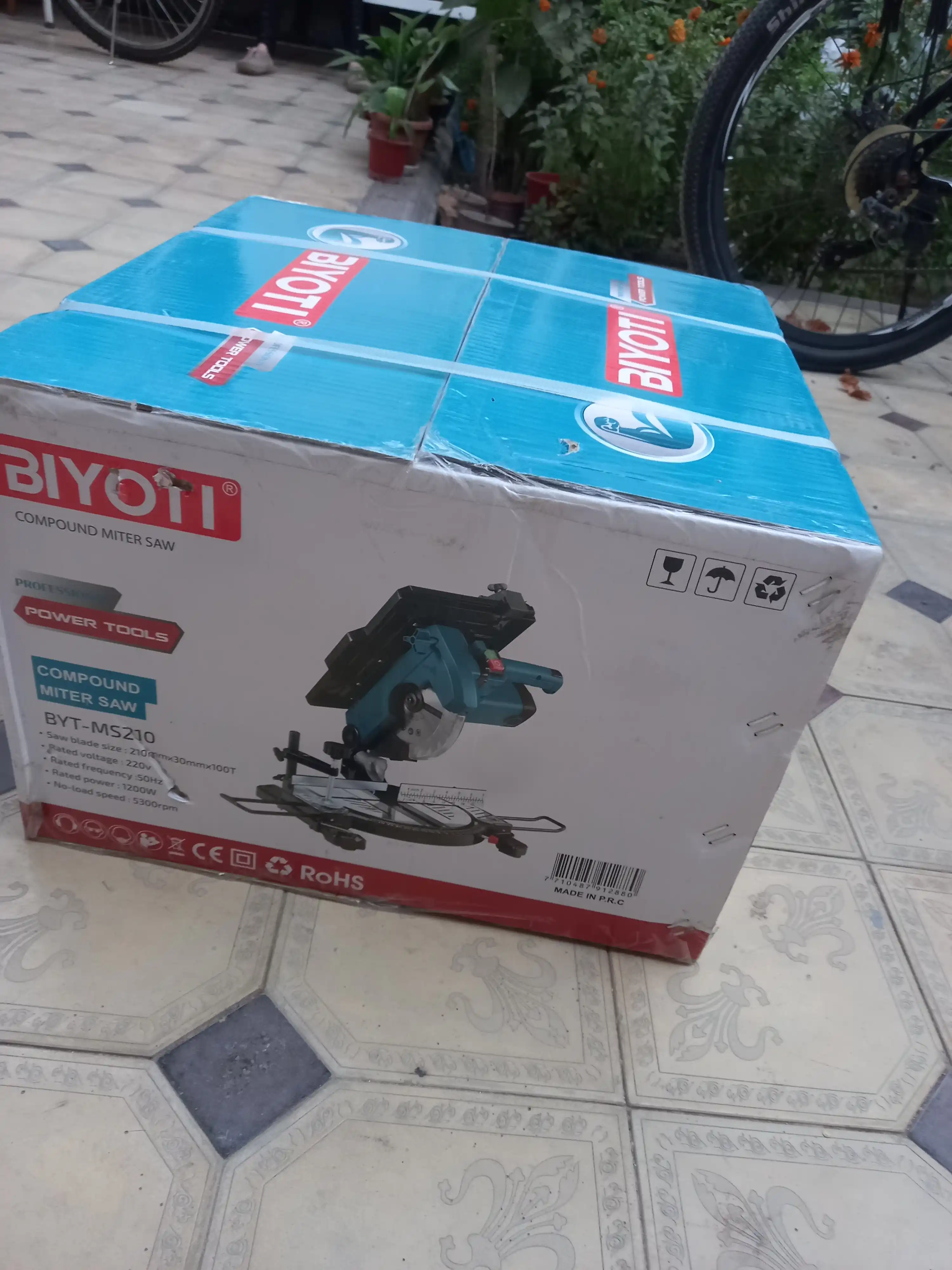 Tortsovka arra BIYOTI BYT-MS210, 1200 Vt, 210 mm disk, 5300 ayl/min