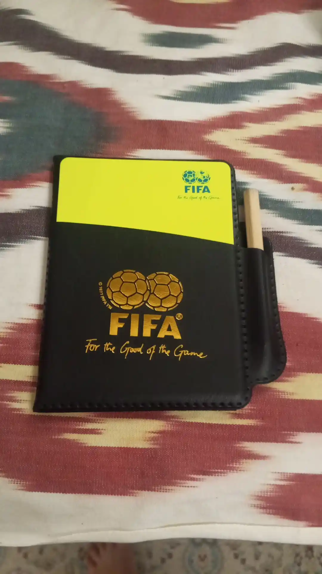 Futbol hakam kartochkalari футляр bilan — sariq va qizil, hakam to‘plami
