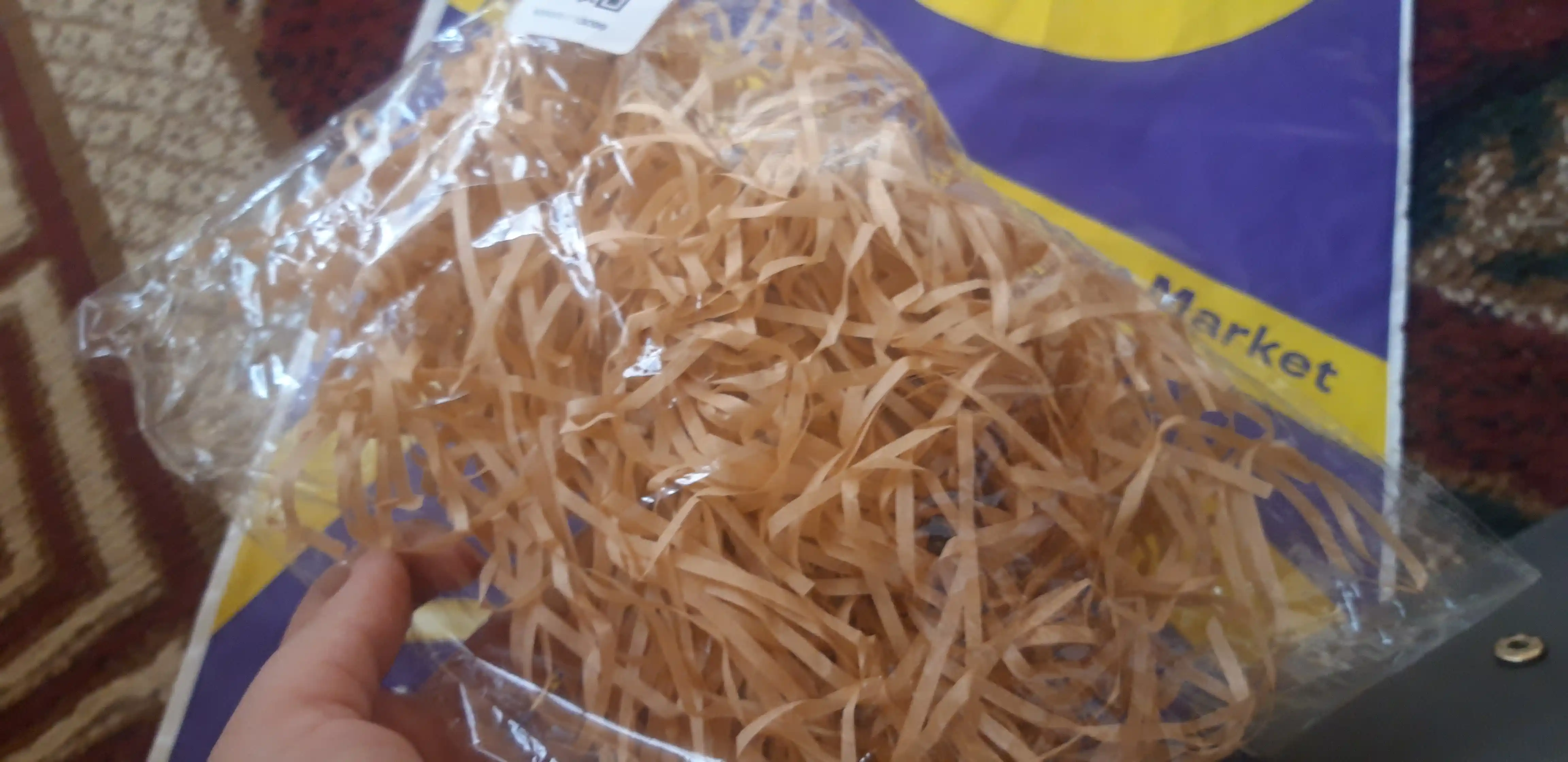 Sovg'a qadoqlash uchun rangli qog'oz parchalari, 20 g