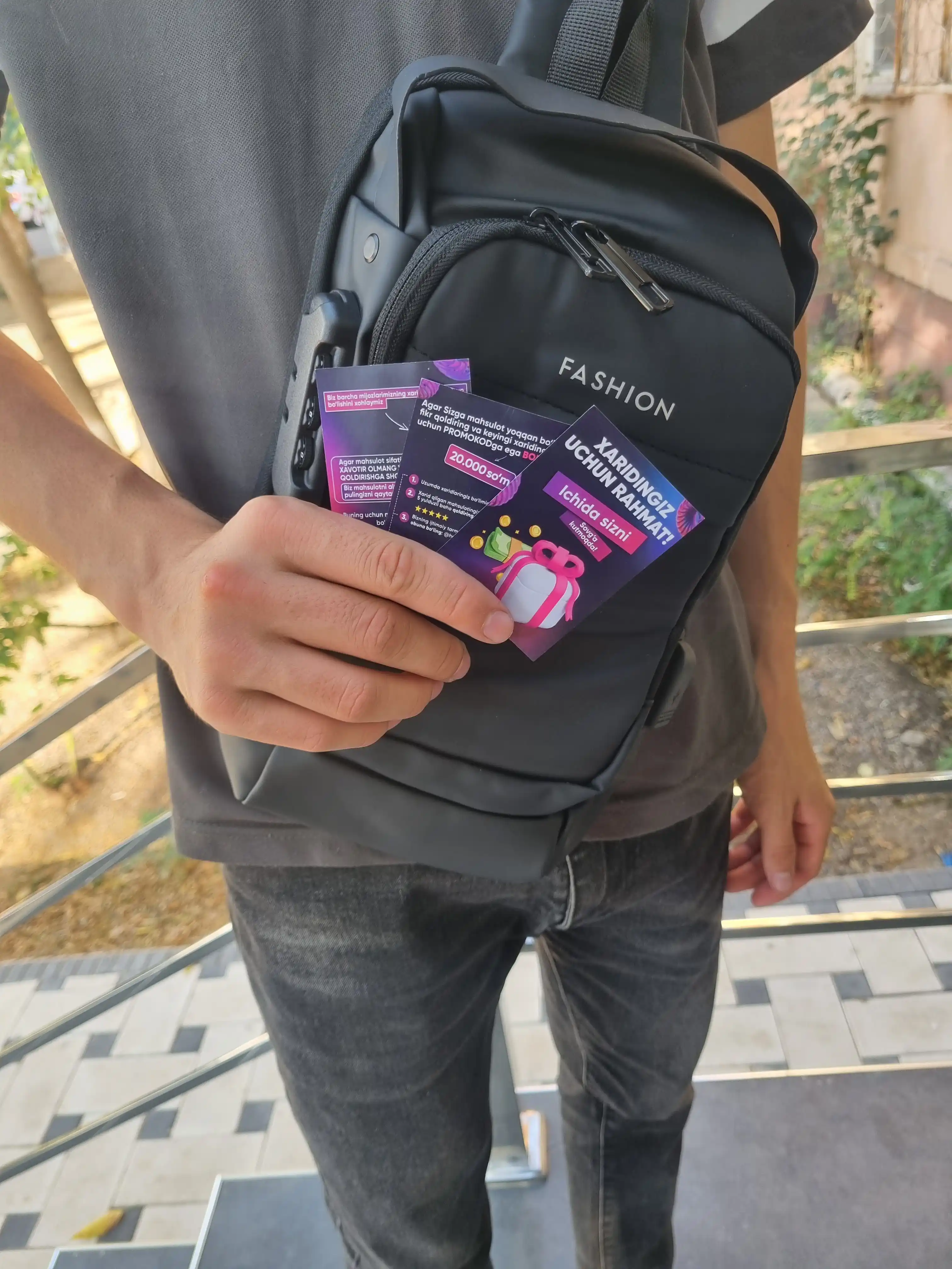 Erkaklar sumkasi, barsetka, bananka, qulfli va USB zaryadlovchi bilan, yelkama