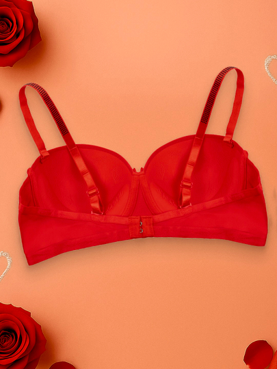 Men ichki kiyimni chayqashni va hidlashni yaxshi koraman.