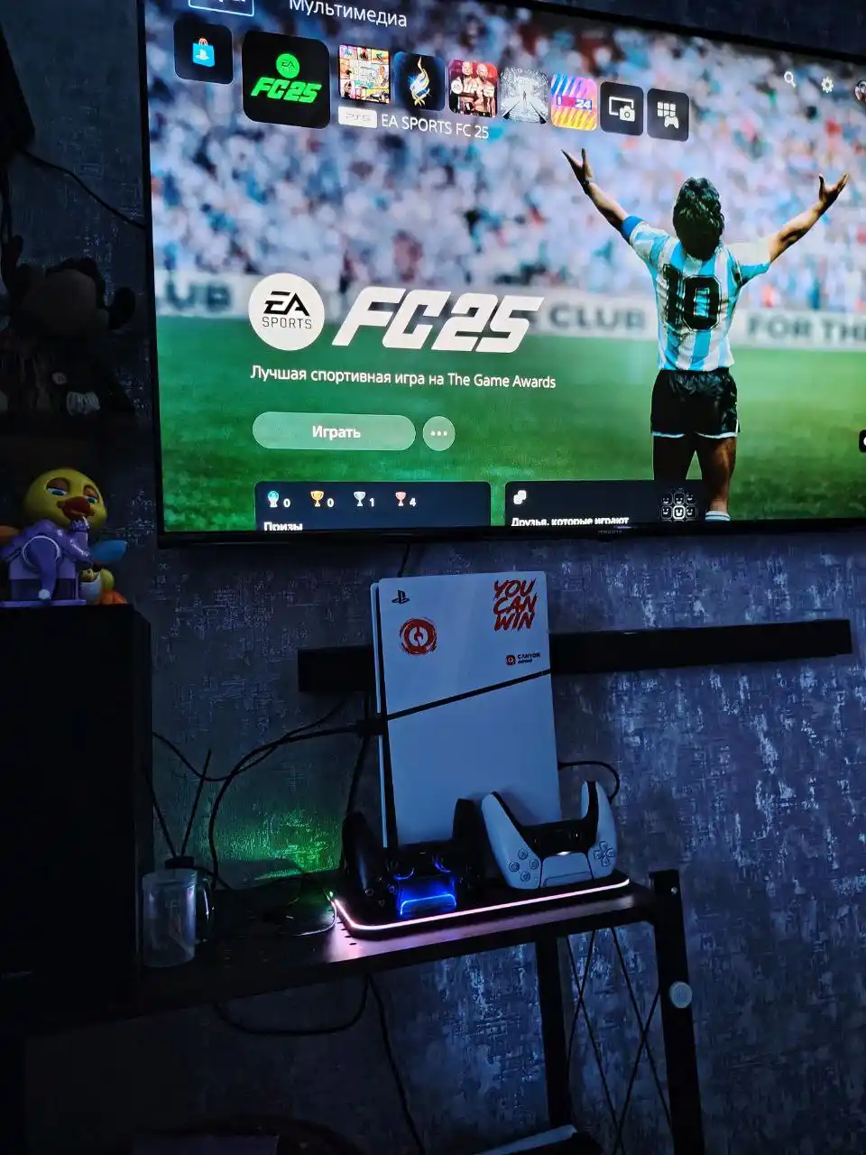 PlayStation 5 sovutgich tagligi, joystiklar uchun o‘rnatilgan quvvatlash moslamasi