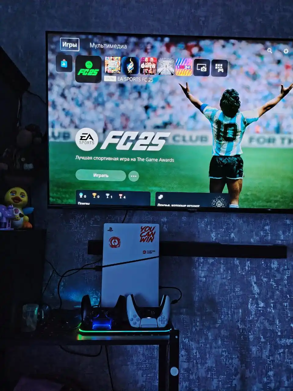 PlayStation 5 sovutgich tagligi, joystiklar uchun o‘rnatilgan quvvatlash moslamasi