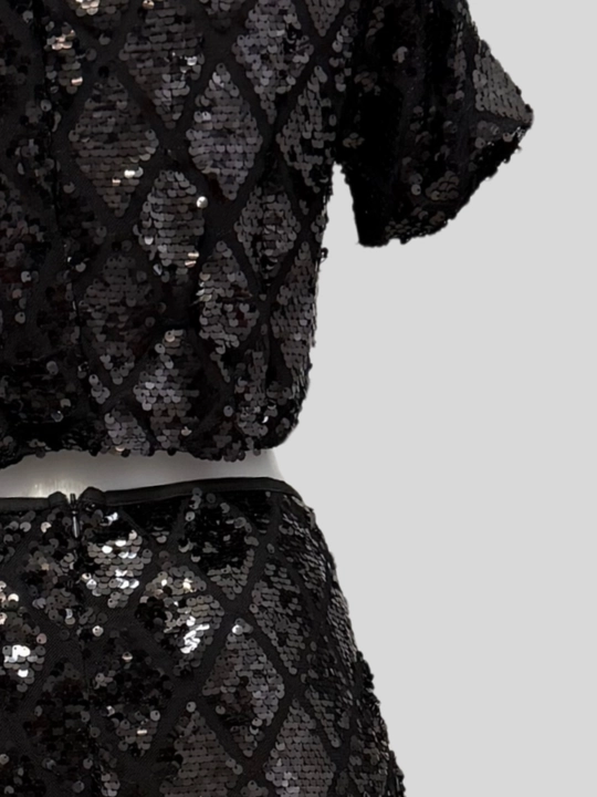Payetkali kostyum: crop-top va uzun yubka