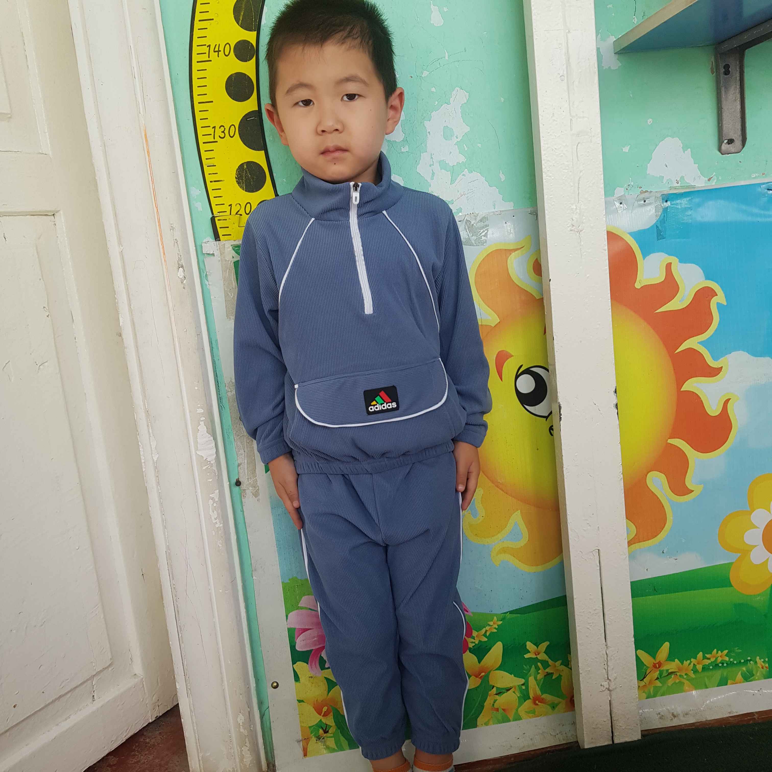Qizlar va o‘g‘il bolalar uchun velvetdan tikilgan sport kostyumi, 3-5 yosh