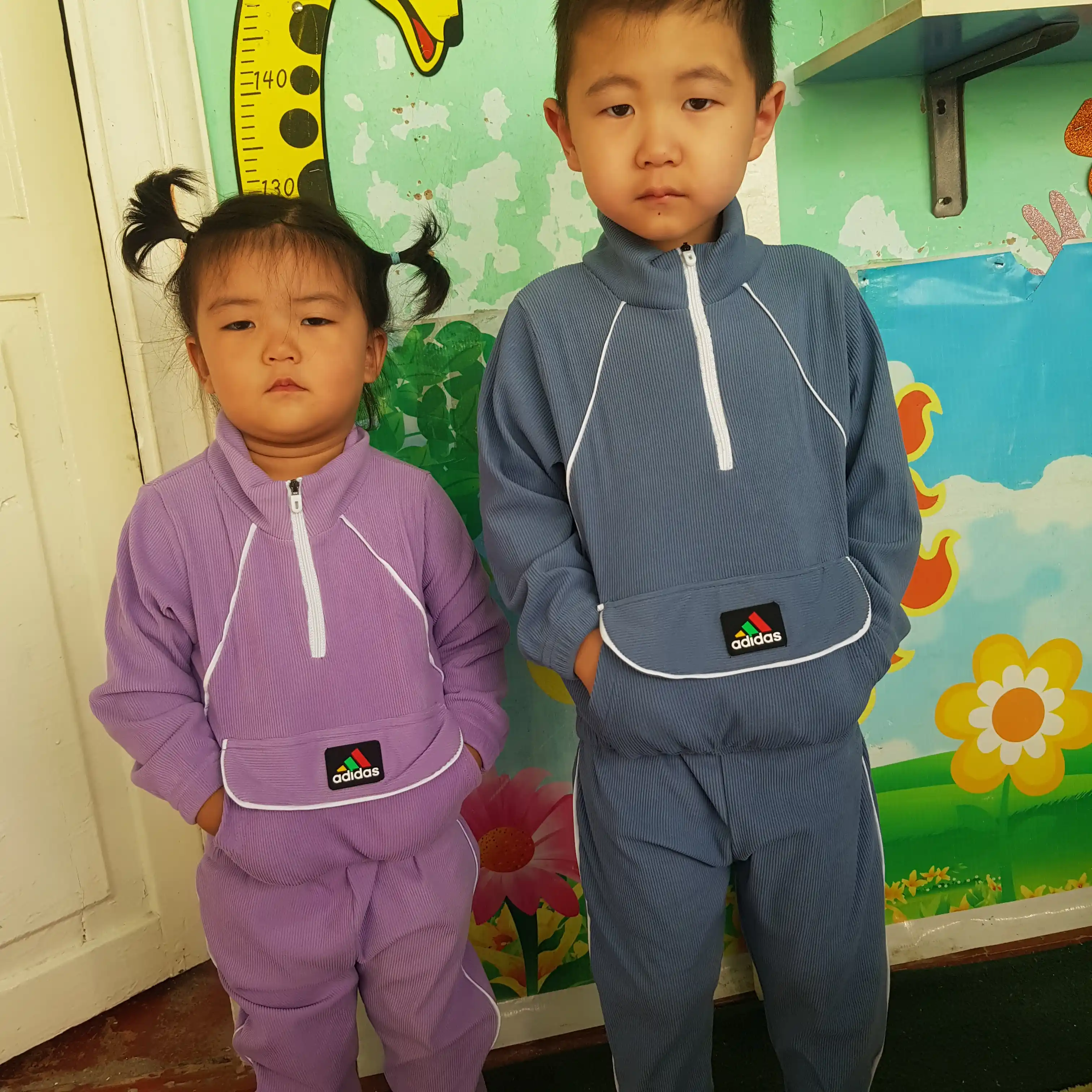 Qizlar va o‘g‘il bolalar uchun velvetdan tikilgan sport kostyumi, 3-5 yosh