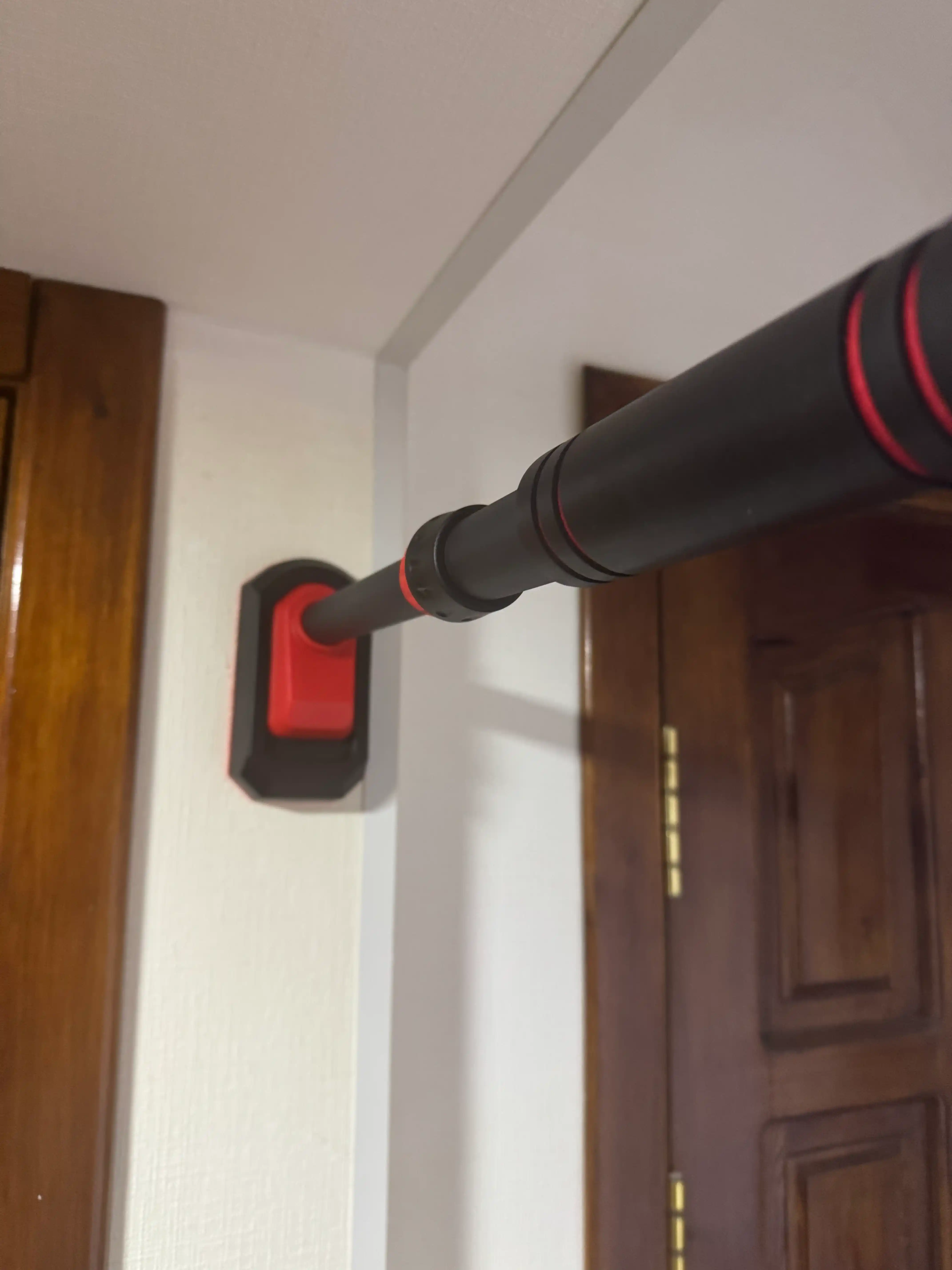 Devor va eshiklar orasidagi gorizontal turnik