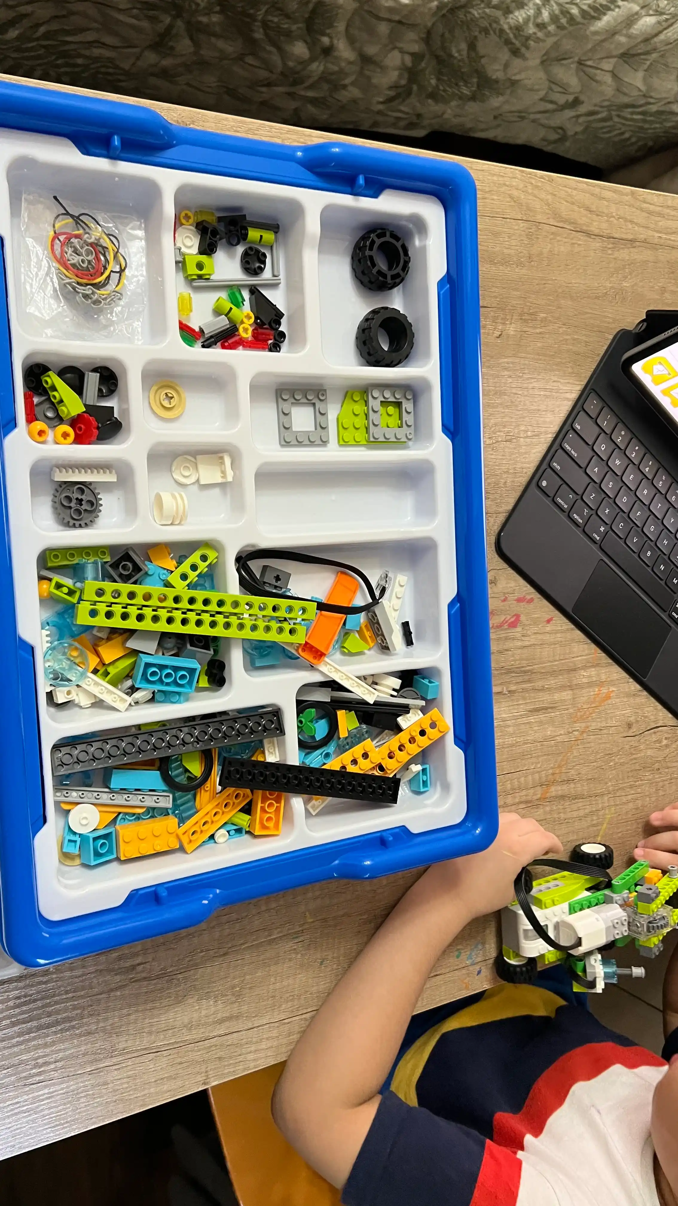 LEGO WeDo 2.0 konstruktori, akkumulyator va 2 ta motorchikli – robototexnika, 800+ model