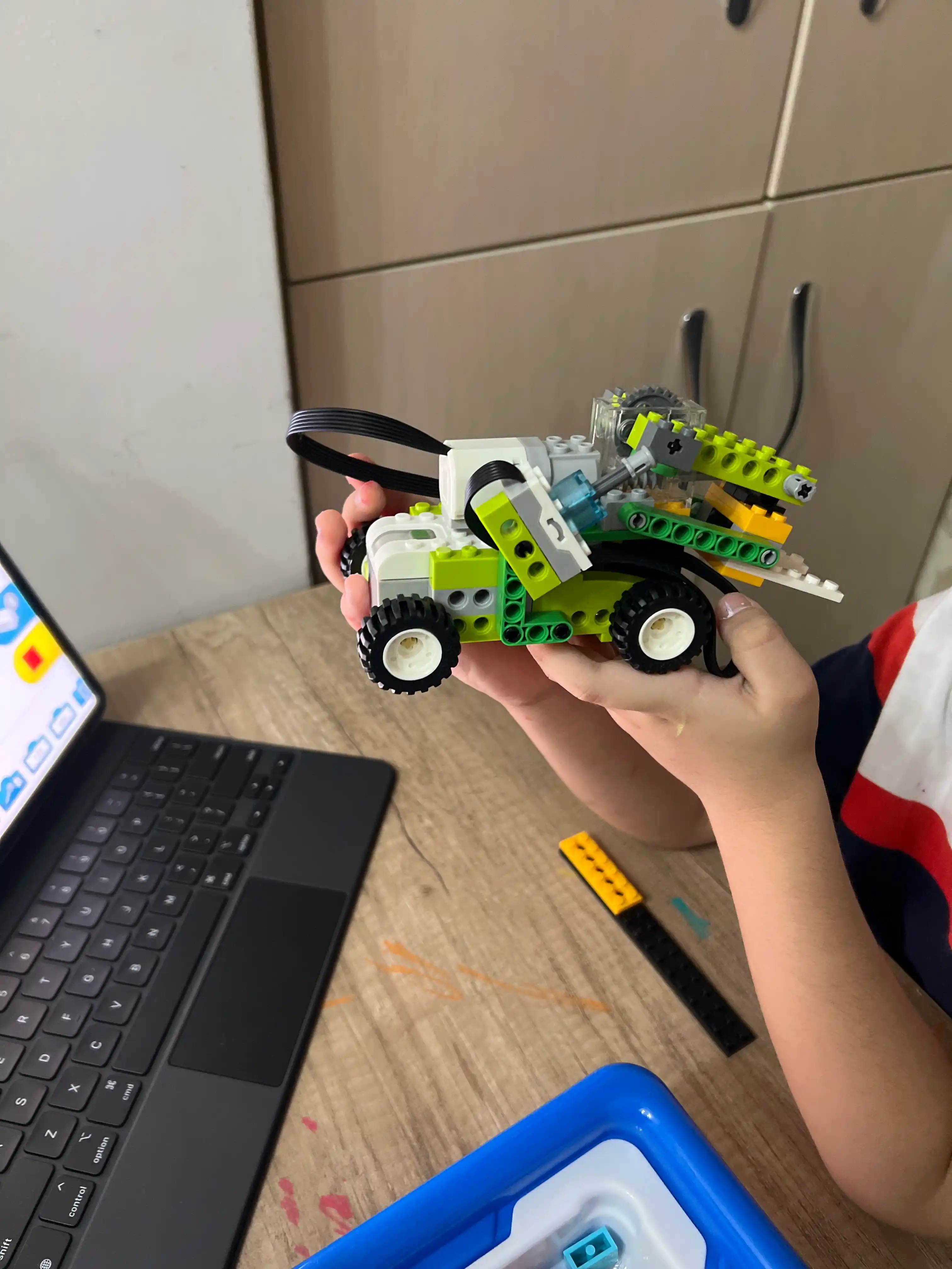 LEGO WeDo 2.0 konstruktori, akkumulyator va 2 ta motorchikli – robototexnika, 800+ model