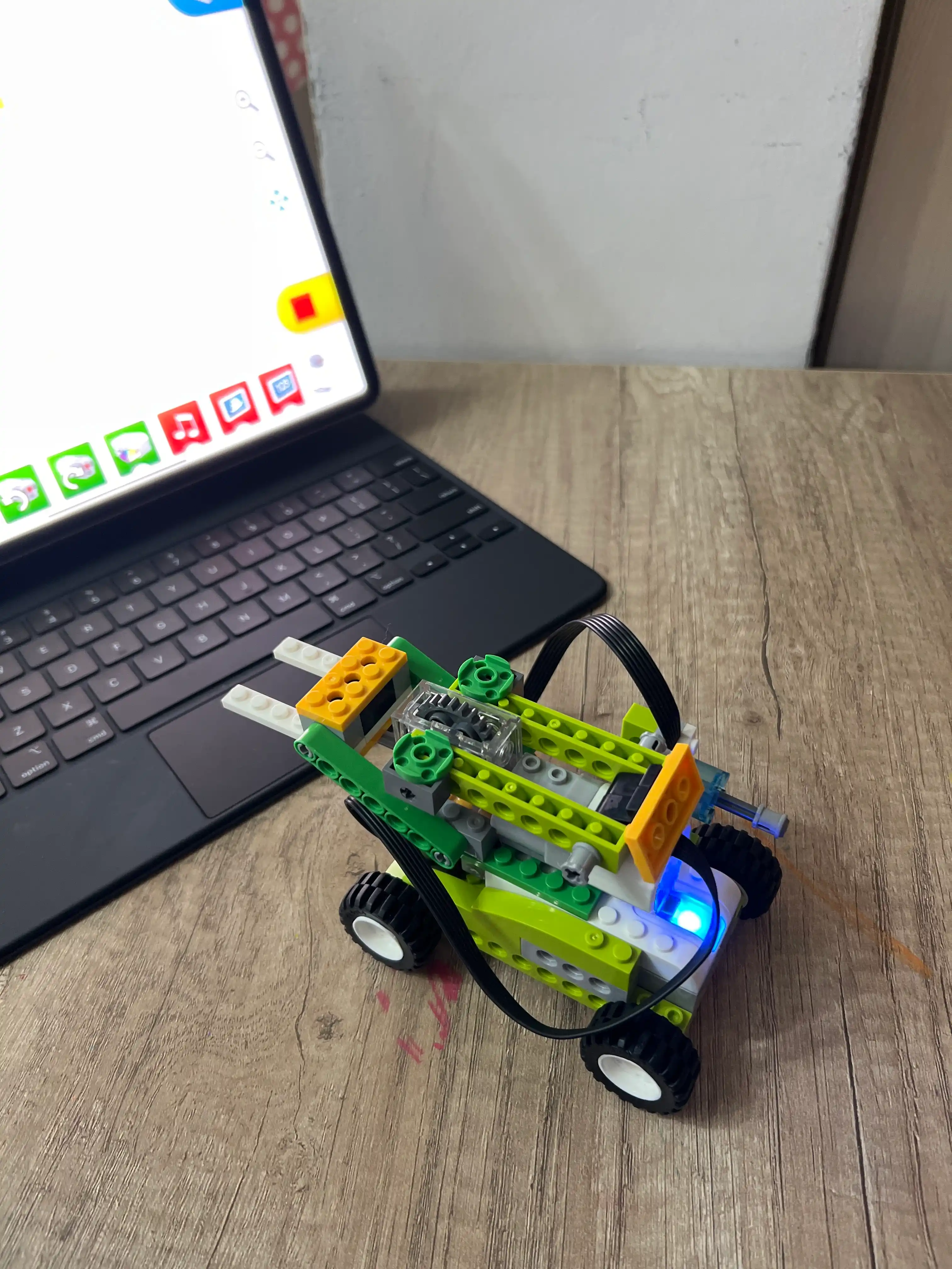 LEGO WeDo 2.0 konstruktori, akkumulyator va 2 ta motorchikli – robototexnika, 800+ model