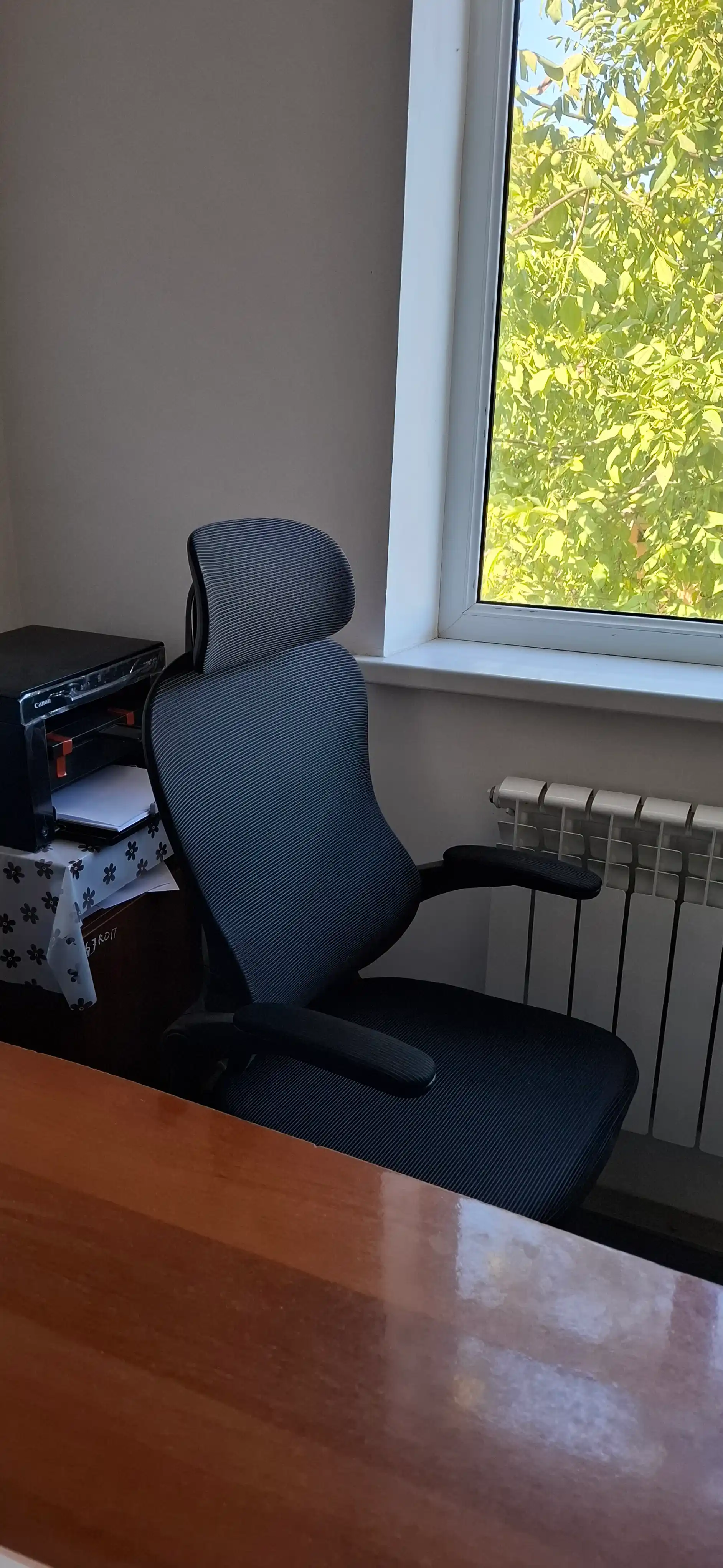 Orqa suyanchig‘i va bosh suyanchig‘i to‘rdan iborat CLERO ofis kreslosi, 120 kg gacha yuk ko‘taradi