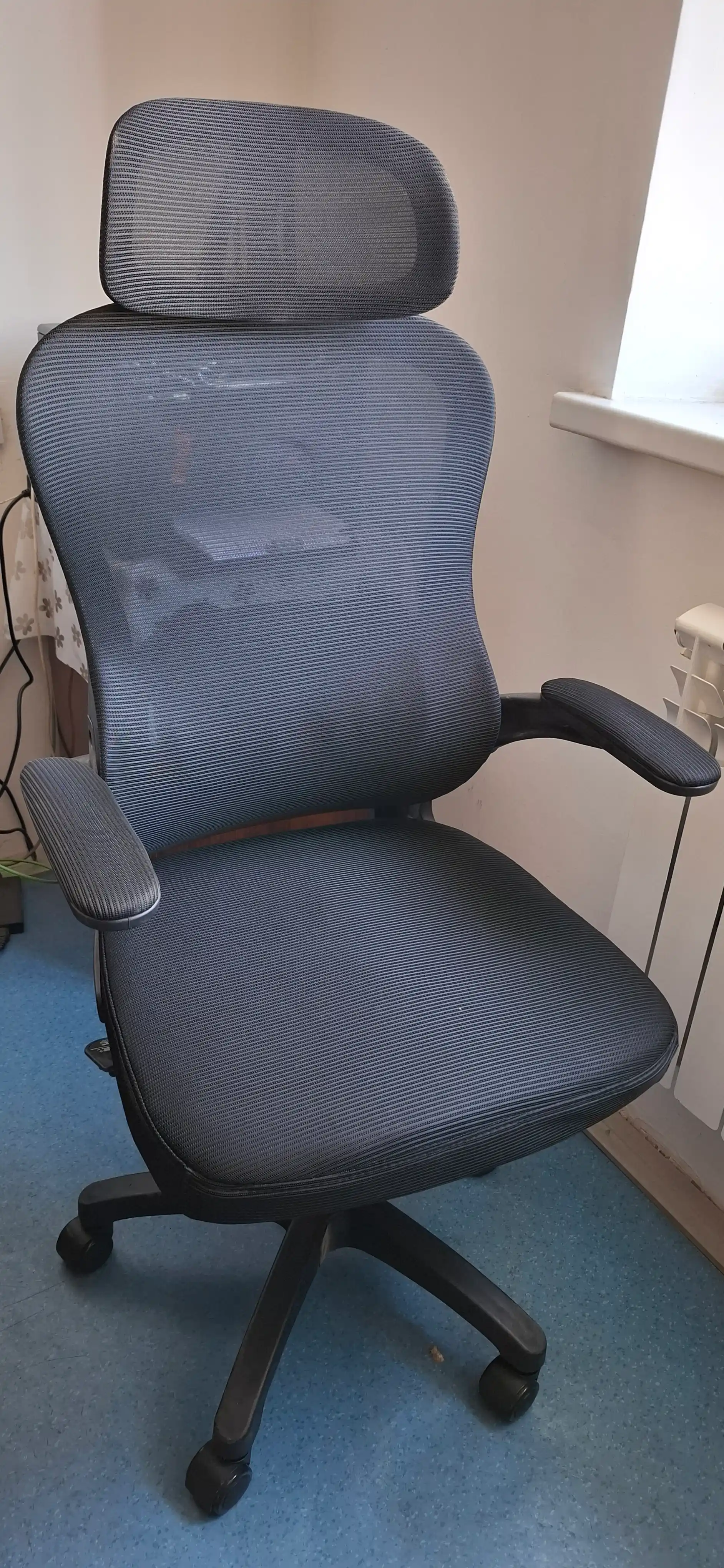 Orqa suyanchig‘i va bosh suyanchig‘i to‘rdan iborat CLERO ofis kreslosi, 120 kg gacha yuk ko‘taradi