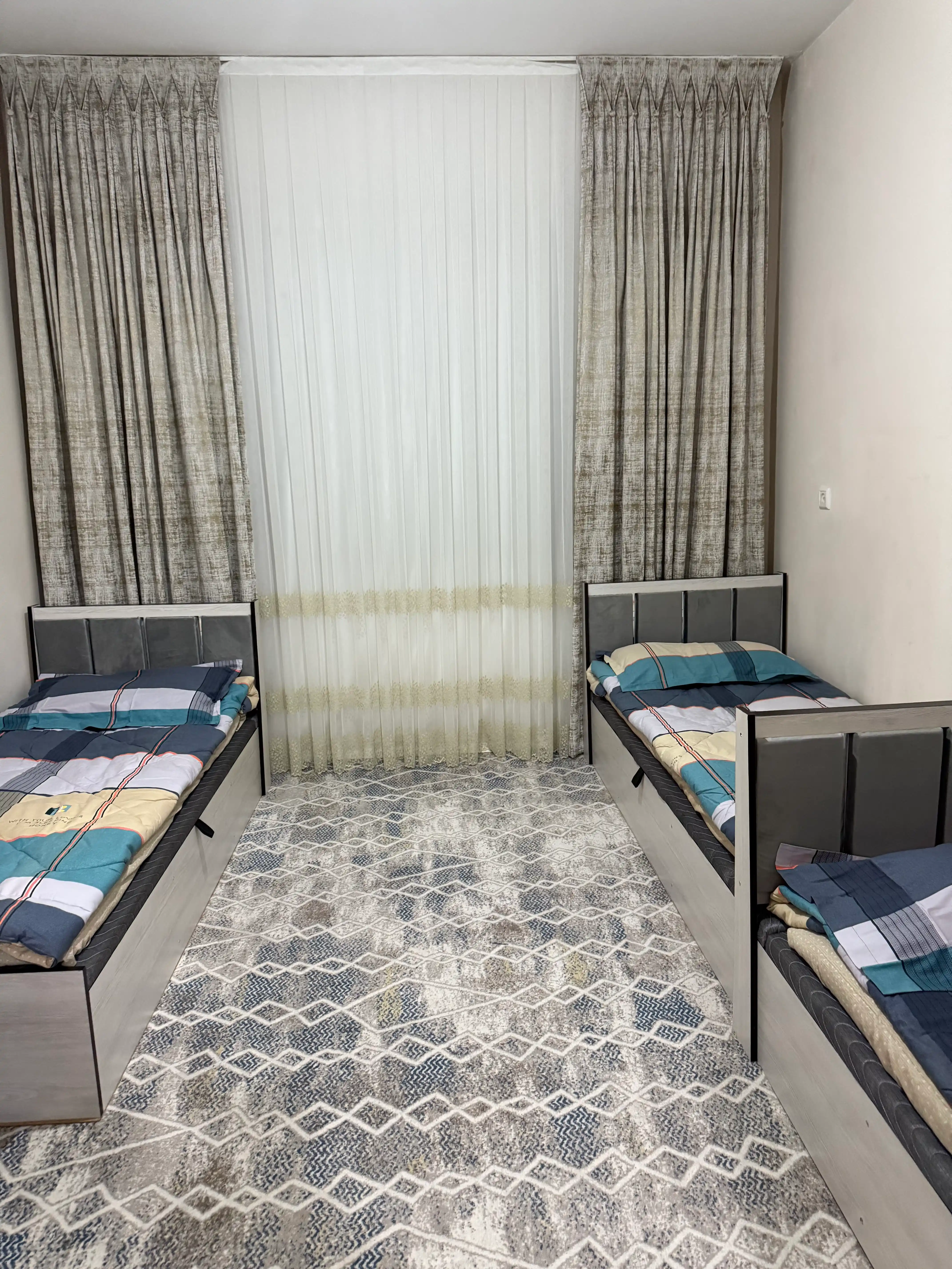 Bir kishilik to'shak, tortmasi bilan Astana, yorqin eman