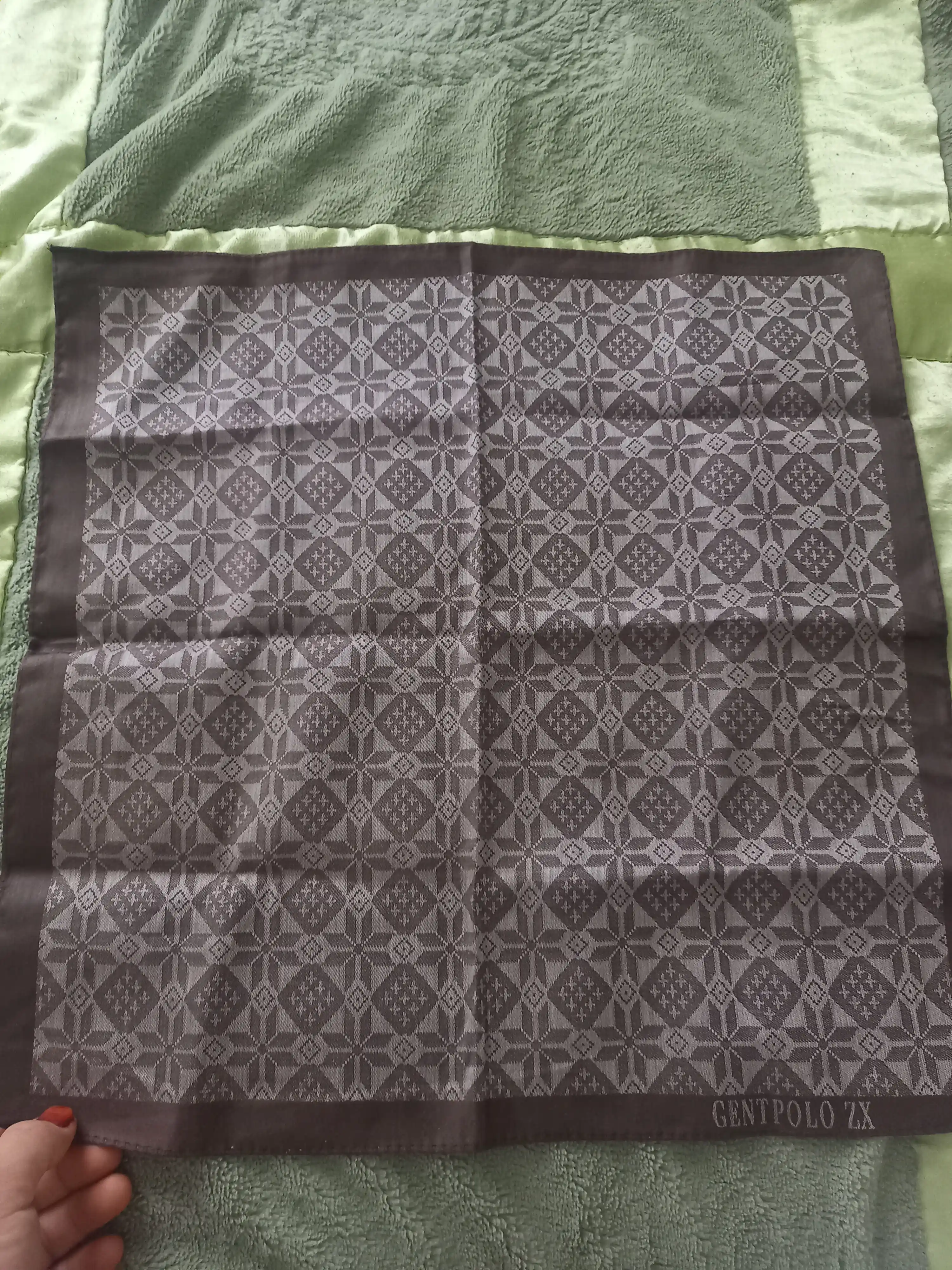 Erkaklar uchun qo'l ro'molcha. Kattasi 42X42 sm