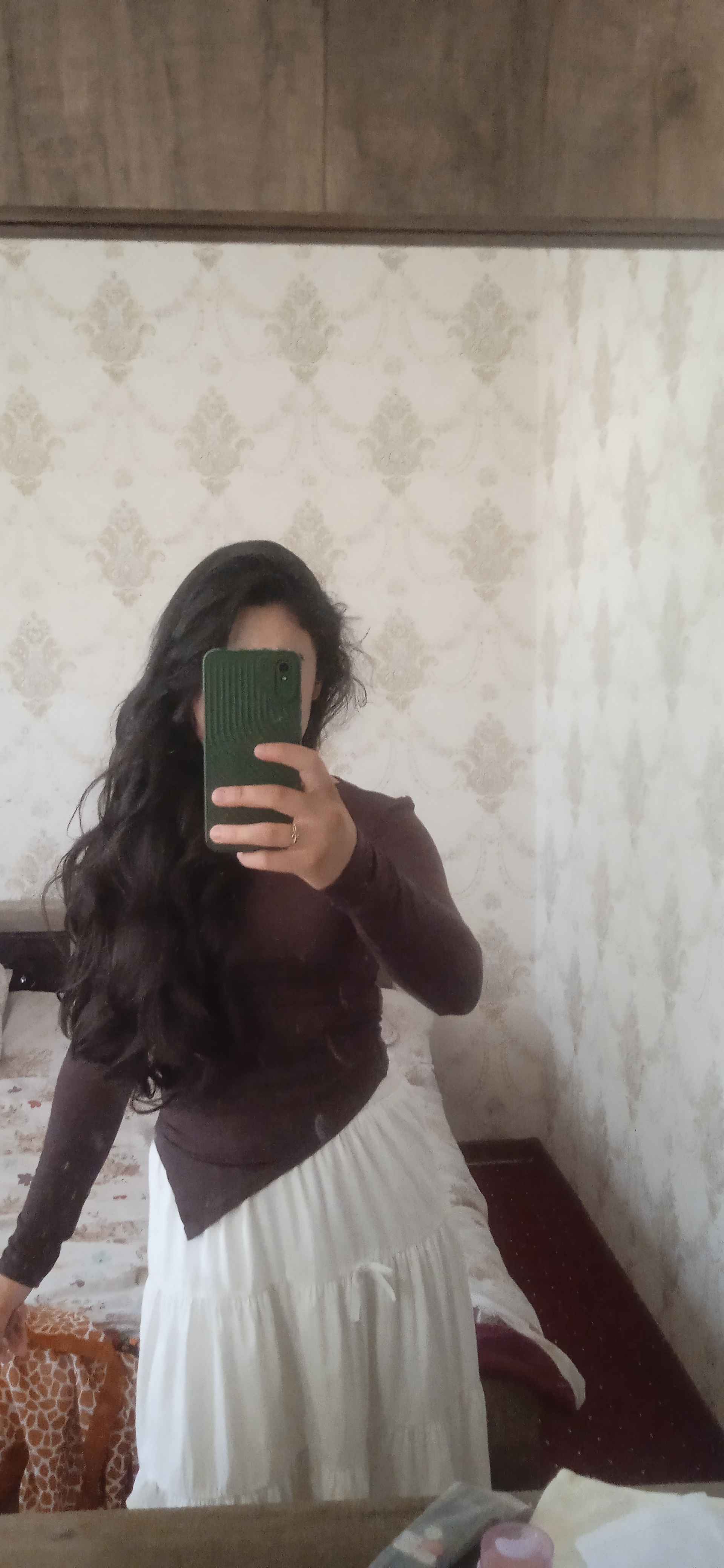 Ayollar uchun yengi uzun futbolka, yengil mato va tanaga moslashuvcha dizayn, longsliv