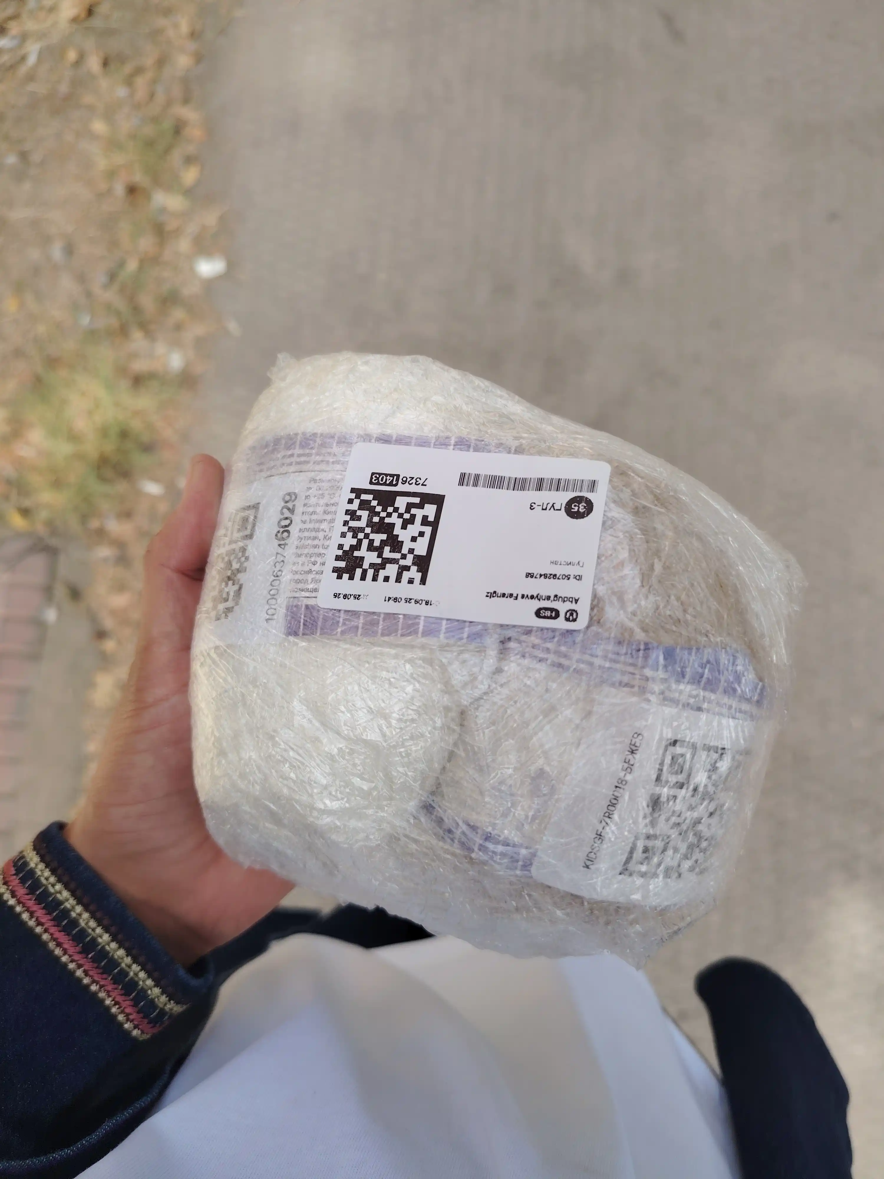 Lamponi to‘qish uchun ip. 100% akril, 50 gr, 1 dona