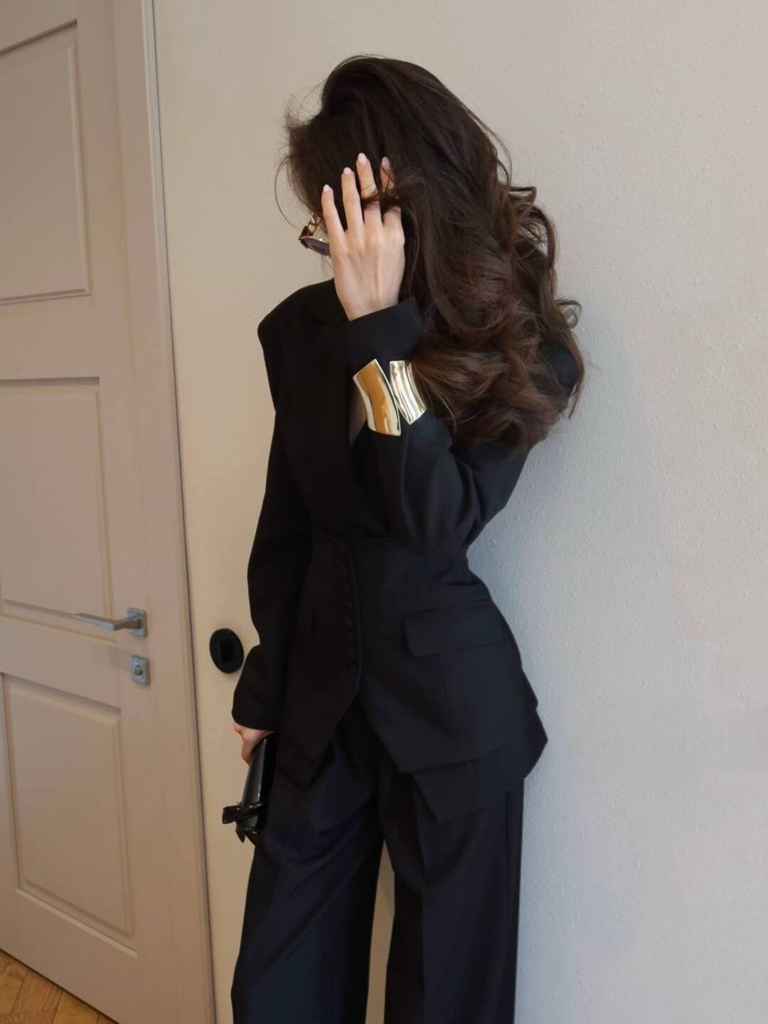 Kop mushuk halqalari bilan porno Kagney Linn Karter yotishdan oldin sevgilisini sikadi