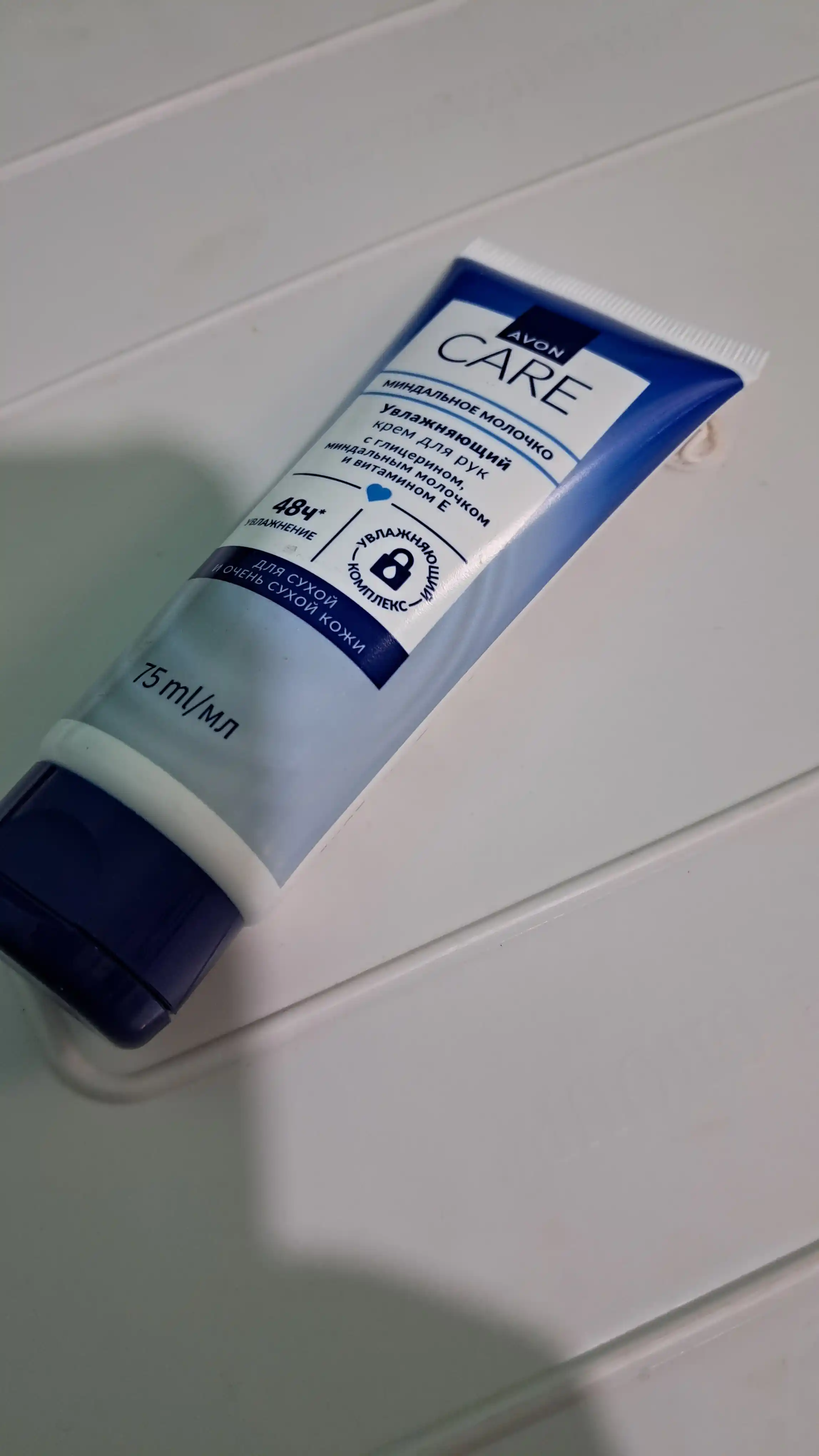 Qo'l kremi Avon, bodom suti va vitamin bilan, 75 ml