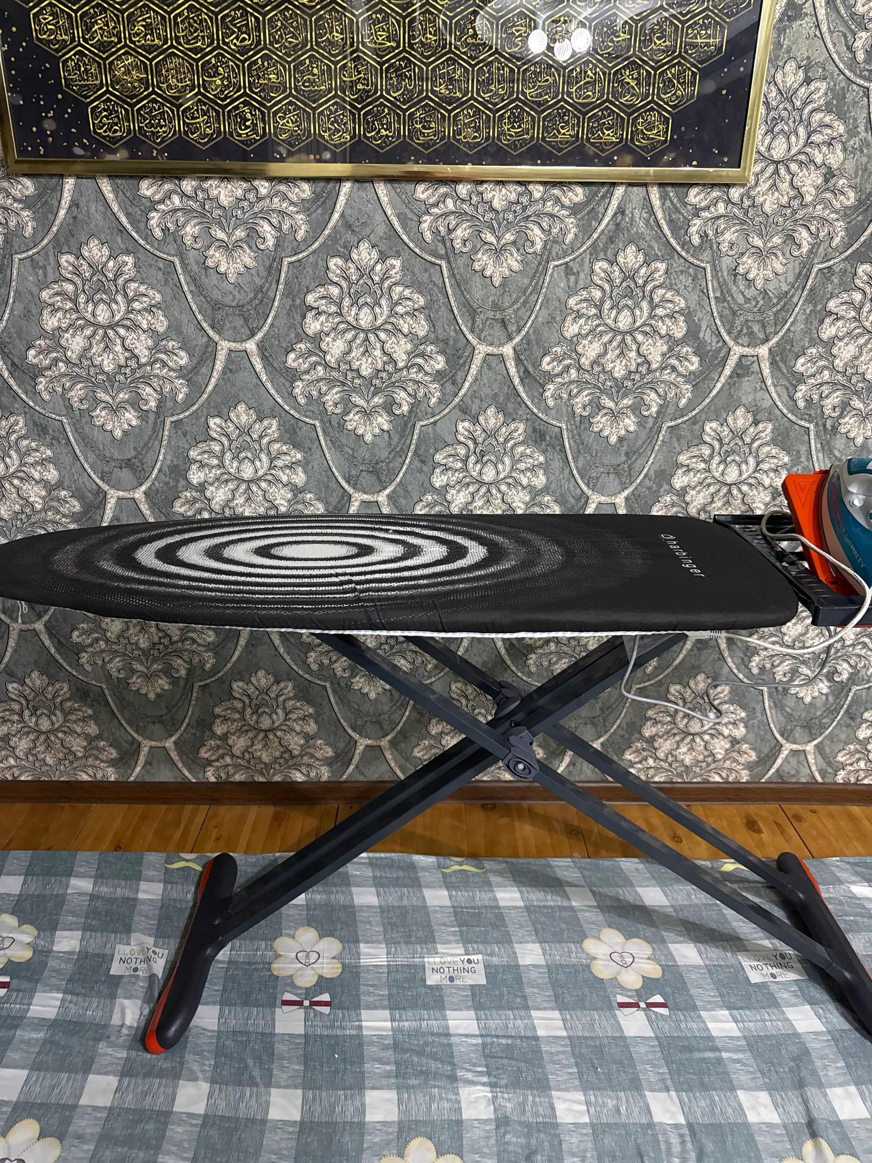 Dazmol doskasi Millennium Black Board, metall gladilka, rozetkali, 154*46 sm, Turkiya maxsuloti