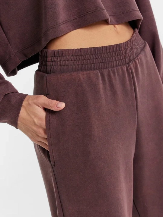 Joggers bilan katta o'lchamli sport kostyumi