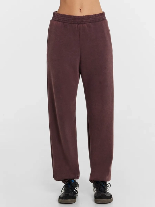 Joggers bilan katta o'lchamli sport kostyumi