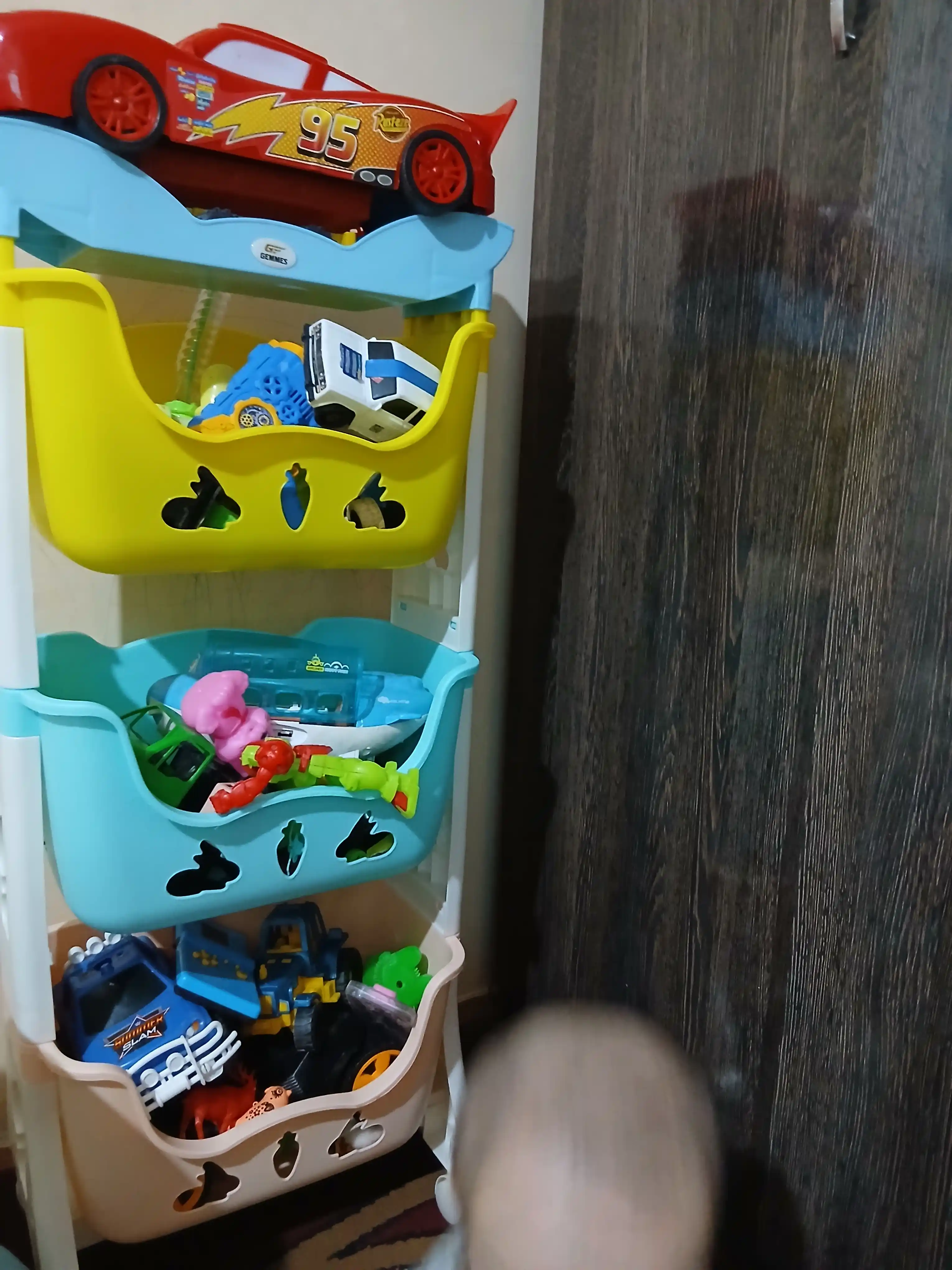 Plastik pol tokcha, g'ildiraklarda oshxona, hammom uchun