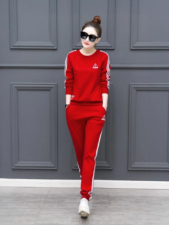 Ayollar uchun sport kostyum