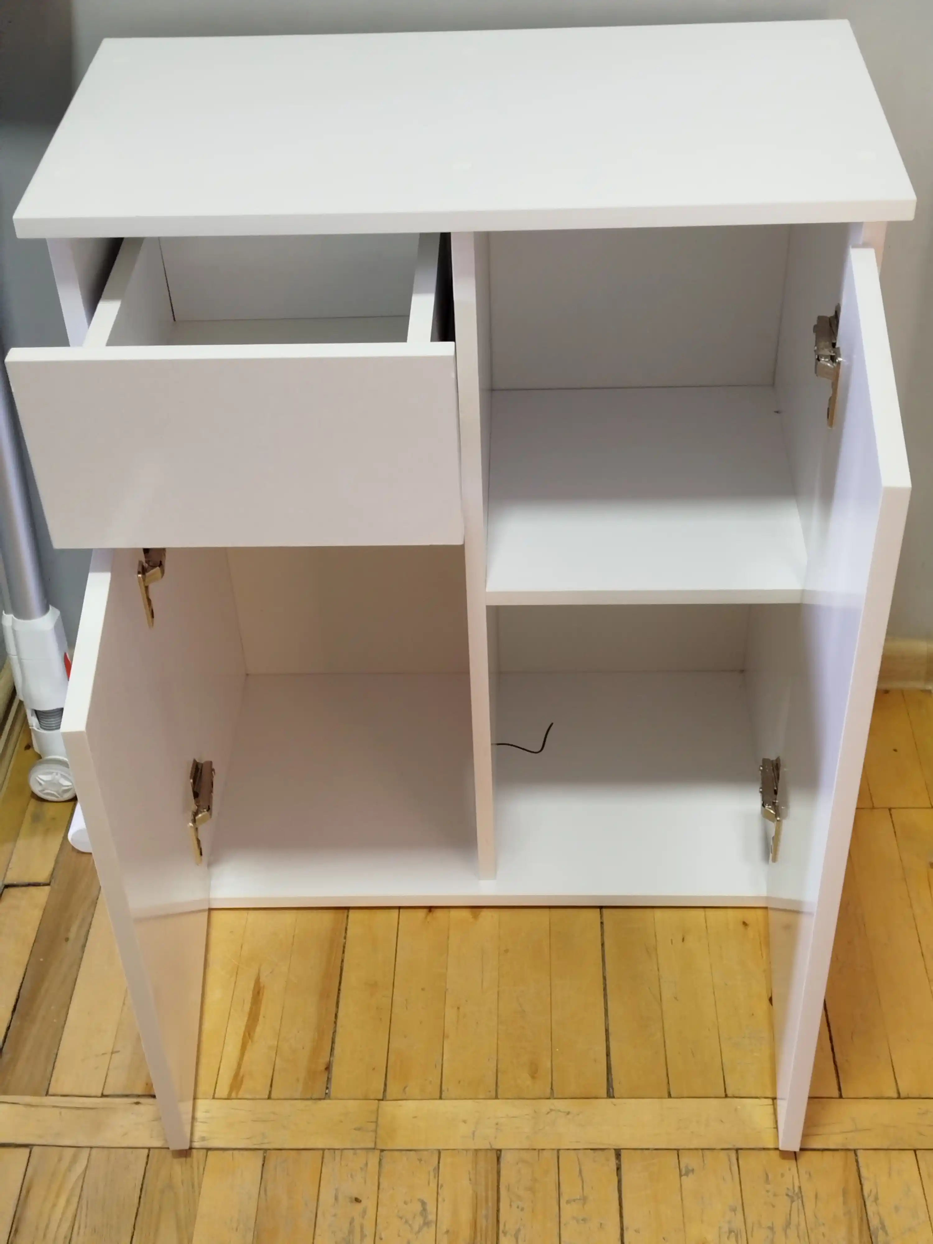 Oq rangli tor komod — yashik va eshikli 63.8×75×33 sm