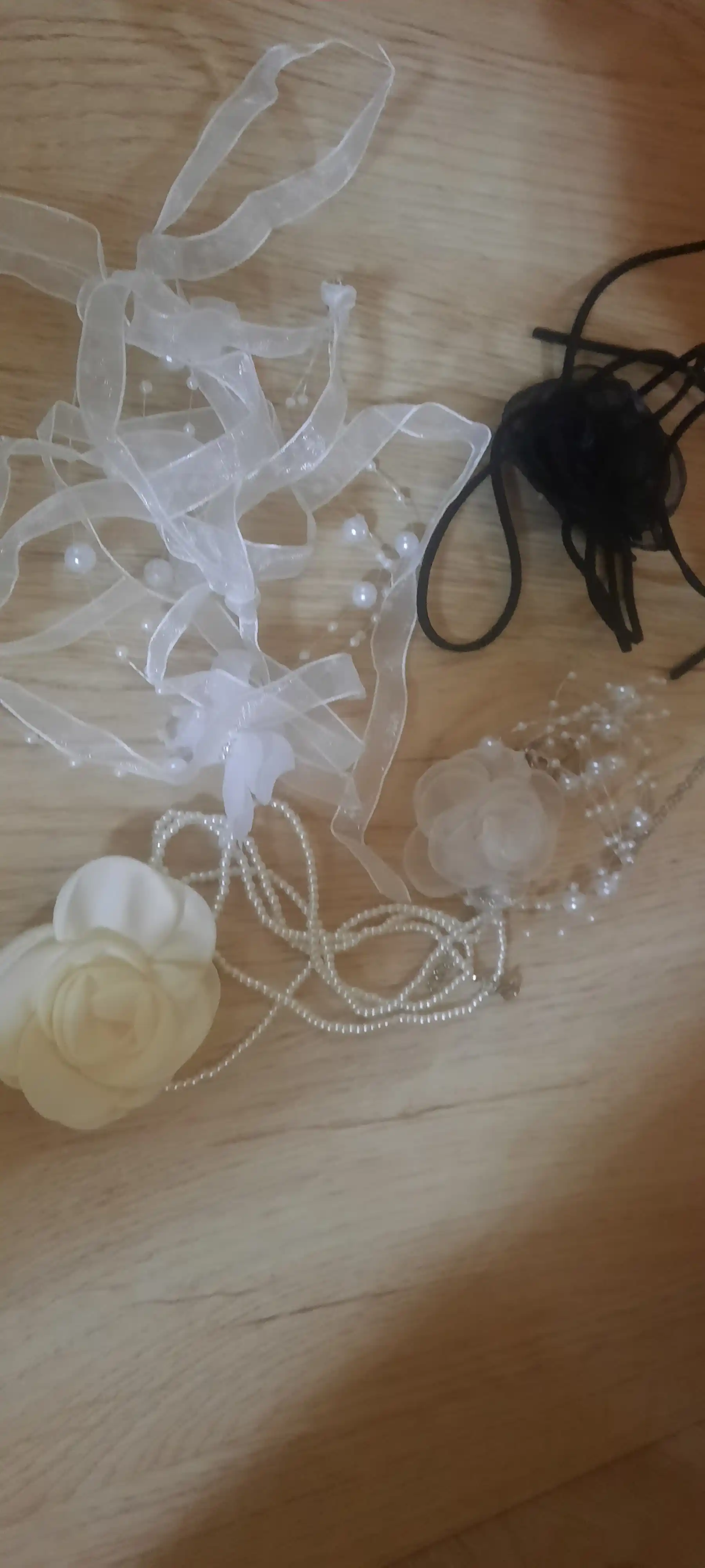 Qora gulli bo'yinbog'li choker