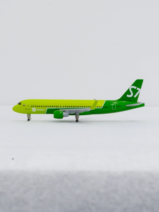 Модель самолёта Airbus A320, S7 Airlines, 20 см, шасси, металл + пластик
